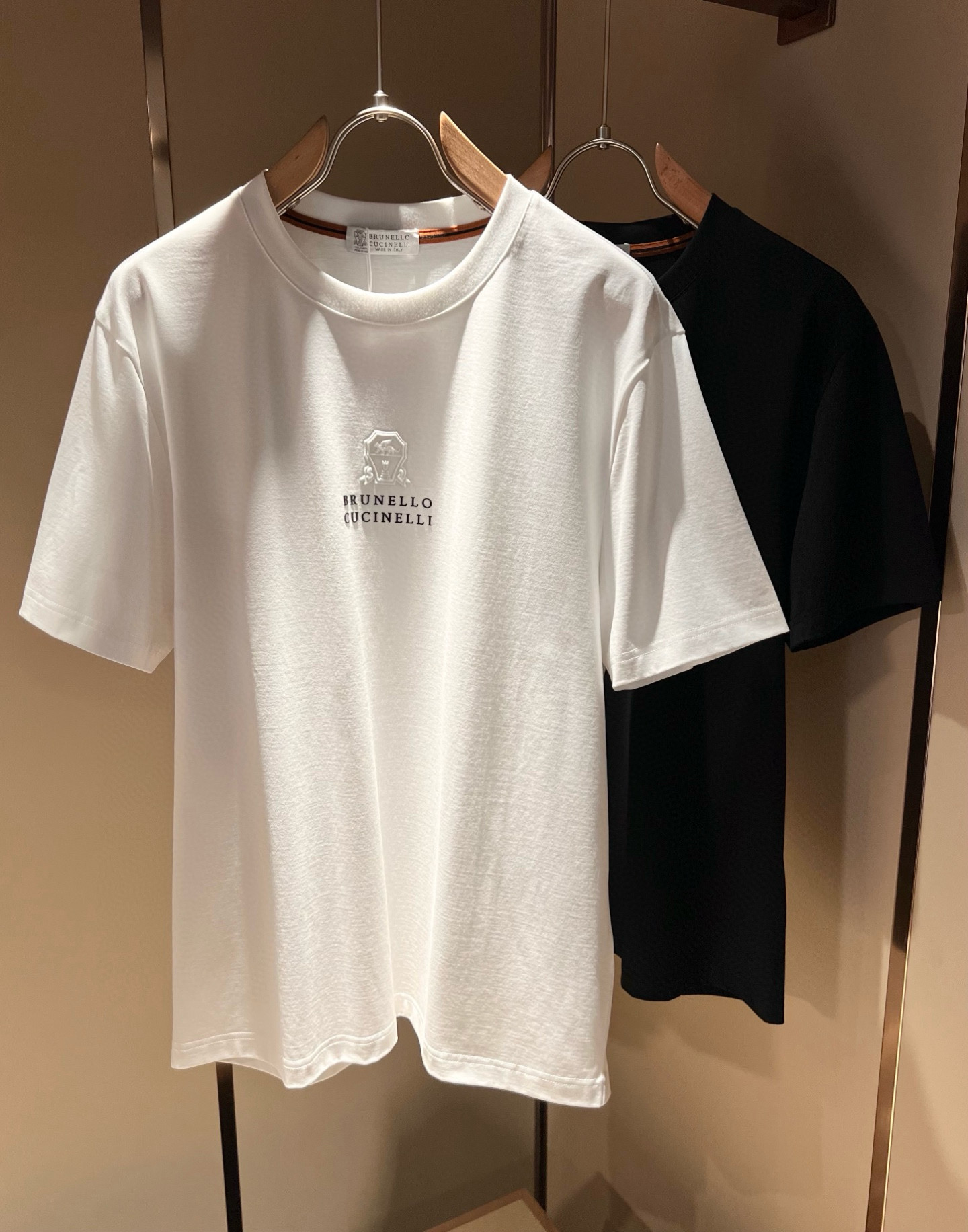 NO:449844,BC-Brunello Cucineli 2025 spring and summer new men's short-sleeved T-shirt, a fashionable and versatile item that many celebrities love to wear!  The LOGO glue on the chest is super good-looking. Friends who like classic and simple must not miss this one!  The calm and atmospheric brand style has always been favored by the upper class! It is also the best choice for fashionable items!  The upper body is so handsome, highly recommended!  !  !  In addition to its brand added value, the biggest attraction of this short sleeve is that this short sleeve has a high cost-effectiveness in terms of color and material!  Customized original exclusive fabric material design!  Environmentally friendly washing, customized fabrics, pre-shrinkage treatment to ensure a crisp style. The combed cotton fabric feels super soft and smooth and sweat-absorbing!  The wash water does not deform, the feel is comfortable and smooth, the upper body is soft and comfortable, the classic and fashionable design is simple and not complicated, and it is very pleasing to the eye!  Code number M-3XL, brunello cucinelli, T-shirt, tees, t-shirt, alexander wang19860909BC-Brunello Cucineli 2025春夏新款男士短袖T恤,众多明星都爱穿的时尚百搭单品！胸前LOGO压胶超级好看,喜欢经典简约的朋友,一定不能错过了这款！沉稳大气的品牌风格一直以来备受上层人士的青睐!也是时尚单品的不二之选！ 上身帅到爆了,强烈推荐！！！这件短袖最大的吸引力除了他本身的品牌附加值,更加肯定的是这款短袖无论在颜色搭配还是材质上都有很高的性价比！ 定制原版专属面料材质设计！环保水洗,定制面料,预缩处理,确保版型的挺括,精梳棉面料手感超柔顺滑又吸汗！洗水不变形,手感舒适顺滑,上身柔和舒适,经典的时尚设计,精简不繁,很是耐看！码数M-3XL,,brunello cucinelli,T-shirt,tees，t-shirt,alexander wang,Men's clothing