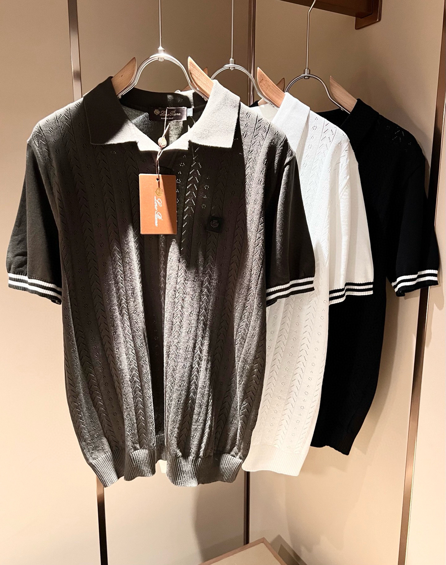 NO:449854,Loro Piana Nouyou Pianya The latest trade order lapel knitted short-sleeved T-shirt for men in spring and summer 2025, full quality!  !  The upper body is comfortable and breathable, not stiff, and the overall body has a rich three-dimensional feeling, quality export orders, and leather logo pattern design on the chest!  Customized exclusive knitted fabric tailoring to meet the simple needs of commuters for dressing. The upper body works well, looks slim and is not picky about the figure. The fabric workmanship is impeccable. Only good craftsmanship and good fabrics can make you feel good. It is a must-have item for everyone!  Size M-4XL, loro piana, T-shirt,tees, t-shirt,alexander wang19860909Loro Piana诺悠翩雅 2025春夏男士最新的贸易订单翻领针织短袖T恤,全品相！！上身舒适透气,不僵硬,整体有着丰富的立体感,品质出口订单,胸前皮革logo图案设计！定制专属针织面料剪裁,满足通勤人们对于着装的简约需求,上身效果很好,显瘦,不挑剔身材.面料做工....无可挑剔,好工艺好面料才能穿出好品味一款,人手必备单品！尺码M-4XL,,loro piana,T-shirt,tees，t-shirt,alexander wang,Men's clothing