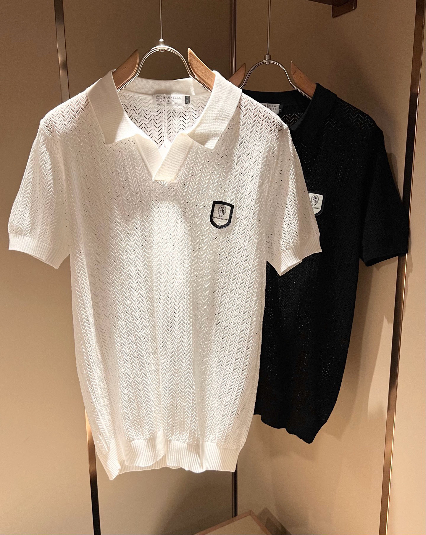 NO:449871,BC-Brunello Cucineli 2025 spring and summer new men's short-sleeved Yilit knitted Polo shirt, a fashionable and versatile item that many celebrities love to wear!  The logo on the chest is super good-looking. Friends who like classic and simple must not miss this one!  The calm and atmospheric brand style has always been favored by the upper class! It is also the best choice for fashionable items!  The upper body is so handsome, highly recommended!  !  !  In addition to its brand added value, the biggest attraction of this short sleeve is that this short sleeve has a high cost-effectiveness in terms of color and material!  Customized original exclusive Yilit knit material design!  Environmentally friendly washing, customized fabrics, pre-shrinkage treatment to ensure a crisp style. The combed cotton fabric feels super soft and smooth and sweat-absorbing!  The wash water does not deform, the feel is comfortable and smooth, the upper body is soft and comfortable, the classic fashionable lapel design is simple and not complicated, and it is very pleasing to the eye!  Code number M-4XL, brunello cucinelli, T-shirt, alexander wang19860909BC-Brunello Cucineli 2025春夏新款男士短袖伊力特针织Polo衫,众多明星都爱穿的时尚百搭单品！胸前LOGO超级好看,喜欢经典简约的朋友,一定不能错过了这款！沉稳大气的品牌风格一直以来备受上层人士的青睐!也是时尚单品的不二之选！ 上身帅到爆了,强烈推荐！！！这件短袖最大的吸引力除了他本身的品牌附加值,更加肯定的是这款短袖无论在颜色搭配还是材质上都有很高的性价比！ 定制原版专属伊力特针织材质设计！环保水洗,定制面料,预缩处理,确保版型的挺括,精梳棉面料手感超柔顺滑又吸汗！洗水不变形,手感舒适顺滑,上身柔和舒适,经典的时尚翻领设计,精简不繁,很是耐看！码数M-4XL,,brunello cucinelli,T-shirt,alexander wang,Men's clothing