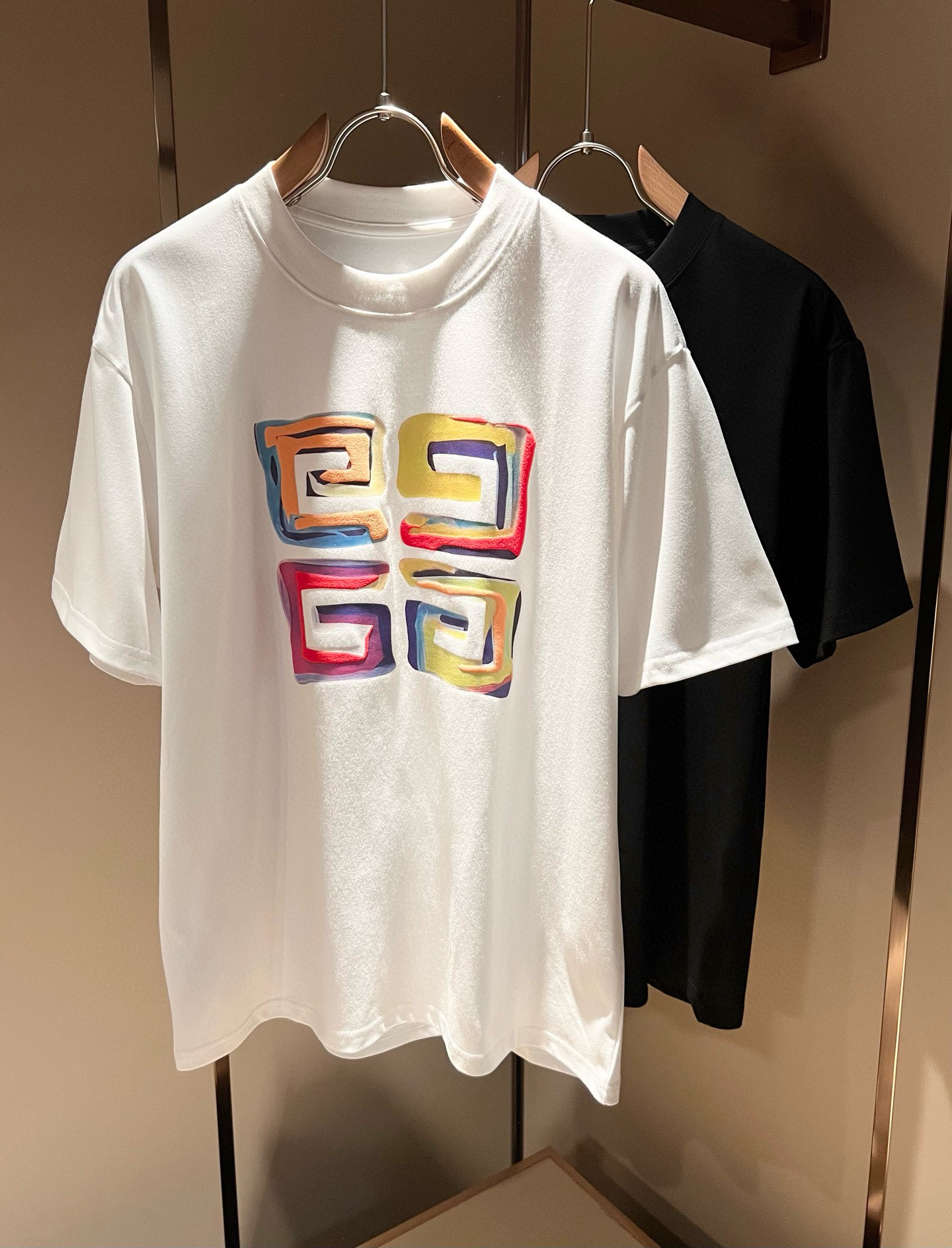 NO:449828,Giv*chy/Ji*xi's new short-sleeved T-shirt for men and women in spring and summer, the main creator has injected new fashion energy into fashion. By exploring various themes and sexy charm, it is highly recognizable and leads the new street fashion trend. This model is the exclusive outstanding design element of G's family, with a logo pattern glue-pressing design!  Perfect fusion, clear and restored patterns, showing the elegant style of the brand. The original 260g pure cotton material is made of solid and high-end fabric, and the upper body can be easily controlled, showing the casual and fashionable charm. Size M-4XL, gucci, T-shirt, tees, t-shirt, alexander wang19860909Giv*chy/纪*希2025春夏新款男女同款短袖T恤,主创时尚注入了全新时尚能量.通过探索各种题材和性感魅力,极具辨识度,引领全新街头时尚潮流.该款是G家独家的出彩设计元素,设计标识logo图案压胶设计！完美融合,图案清晰还原度极高,彰显品牌优雅格调.选用原版260g纯棉材质,面料紧实高级,上身均可轻松驾驭,展现休闲自在时尚魅力.尺码M-4XL,,gucci,T-shirt,tees，t-shirt,alexander wang,Men's clothing