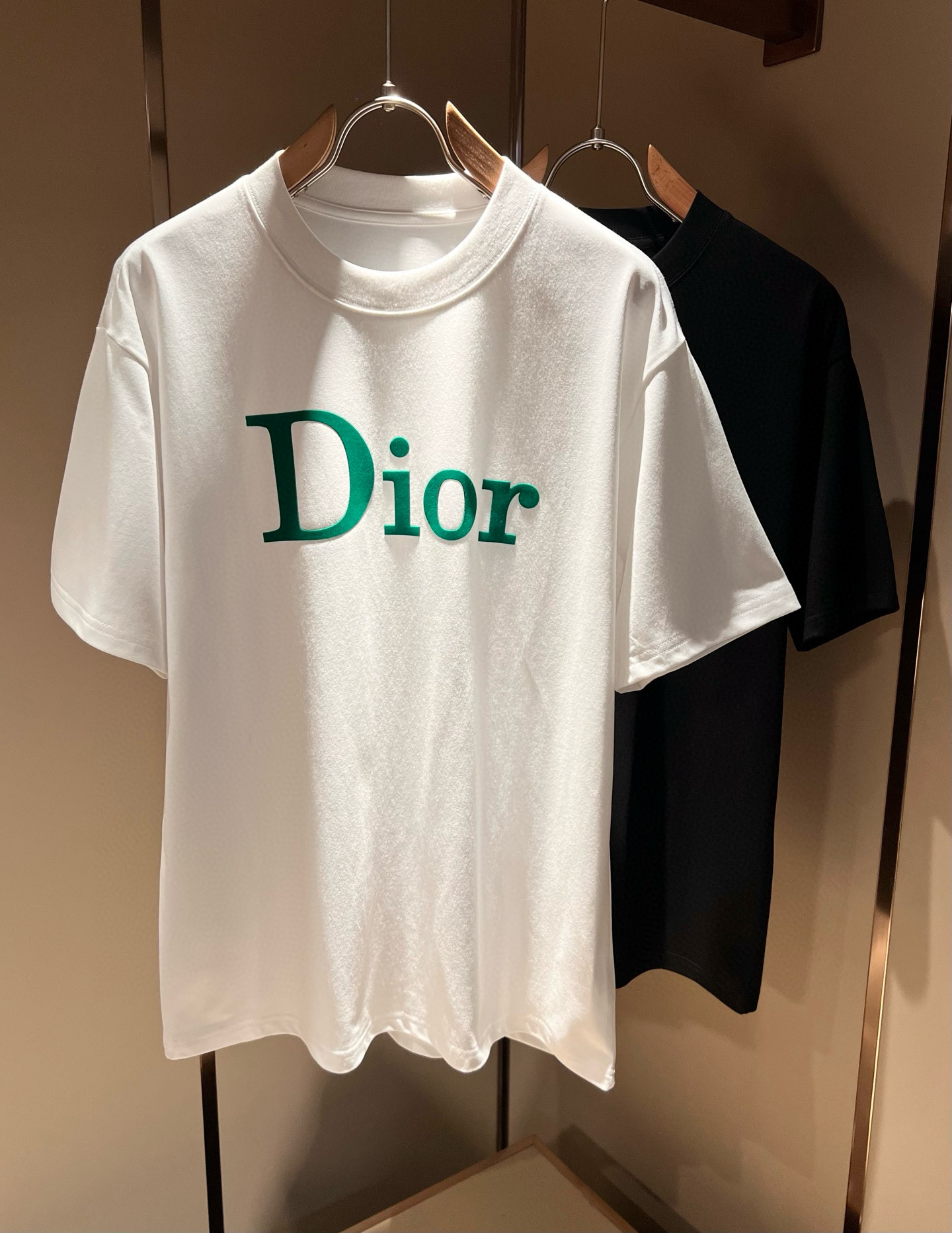 NO:449840,Dio*Dijia 2025 spring and summer new short-sleeved T-shirt for men and women, and the counter is available at the same time!  Customized exclusive 260g pure cotton fabric, customized original craft threads, chest logo pattern velvet craft design!  Simple and generous, calm and versatile, extremely high-end, perfectly integrated with fashion and style, a top fashionable style that perfectly suits the outside wear!  The overall feeling is natural!  The ultimate classic versatile short-sleeved T-shirt is designed with the latest three-dimensional letter logo print elements!  The ultimate perfection of heavy industry!  Fans who pursue high quality are please buy them by themselves, and all fans who know the goods are invited to appreciate this model together!  !  Color black white Size M-4XL,,dior,dior,T-shirt,tees,t-shirt,alexander wang19860909Dio*迪家 2025春夏新款男女同款短袖T恤,专柜同步发售！定制专属260克纯棉面料,定制原版工艺螺纹,胸前logo图案压绒工艺设计！简约大方,从容百搭,档次极高,完美融入时尚还有风情感一款完美符合外穿的顶尖时髦气质款！整体给人浑然天成的感觉！极致经典的百搭型短袖T恤,采用最新的立体字母logo印花元素设计！极致的重工极致的完美！追求高品质的粉丝们请自行抢购,诚邀所有识货的粉丝一同鉴赏此款！！颜色黑色 白色 尺码M-4XL,,dior,dior,T-shirt,tees，t-shirt,alexander wang,Men's clothing