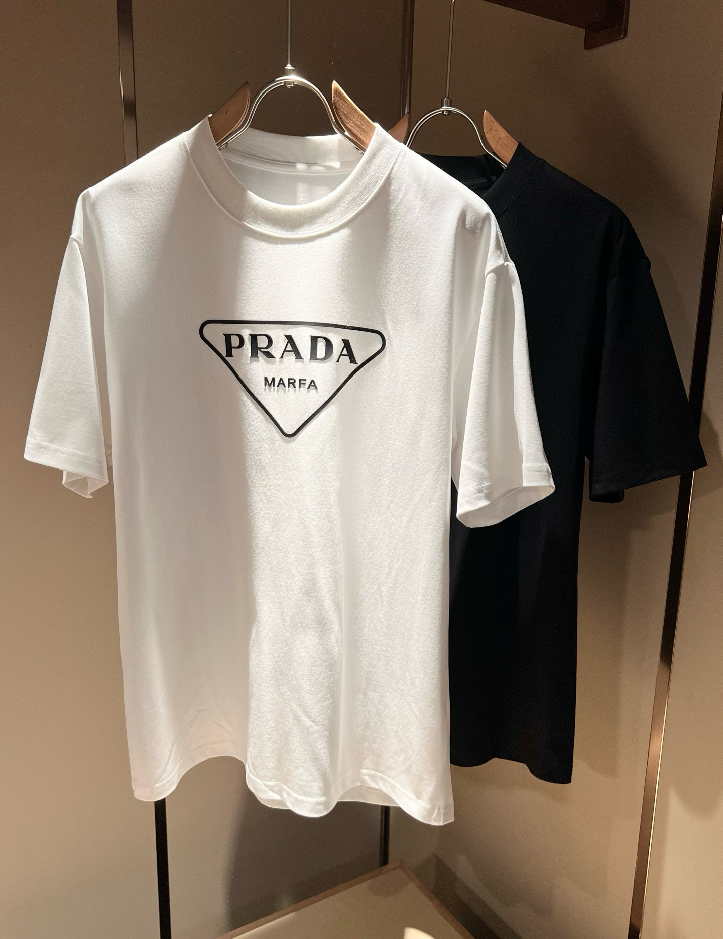 NO:451365,PRAD*A Pu*da 2025 spring and summer new short-sleeved T-shirt for men and women, the latest model is exclusively available on the entire network!  !  ~ It is classic and fashionable and versatile, who doesn’t like it? It will show the classic again. It is very pleasing to the eye and comes with a low luxury halo and recognition!  Pr*da's traditional brand concept and modern advanced technology are perfectly combined. Coupled with the extremely modern and simple design, P's exclusive logo pattern glue pressing design!  Customized 100% imported pure cotton fabric!  The texture of this model is quite touching, the specifications and grades are known with tentacles. The degree of delicateness and breathability are top-notch!  Size M-4XL, prada, T-shirt,tees, t-shirt,alexander wang19860909PRAD*A普*达2025春夏新款男女同款短袖T恤,最新款全网独家首上！！~既经典有时尚百搭,谁不爱啊,将经典再次展现,非常的耐看,自带低奢光环与辨识度！Pr*da传统的品牌理念和现代化的先进技术进行了完美结合.加上极其现代摩登风范的简约设计,p家专属logo图案压胶设计！定制百分百进口纯棉面料！此款的质感相当感人 触手便知规格档次 细腻程度与透气效果堪称顶级！尺码M-4XL,,prada,T-shirt,tees，t-shirt,alexander wang,Men's clothing
