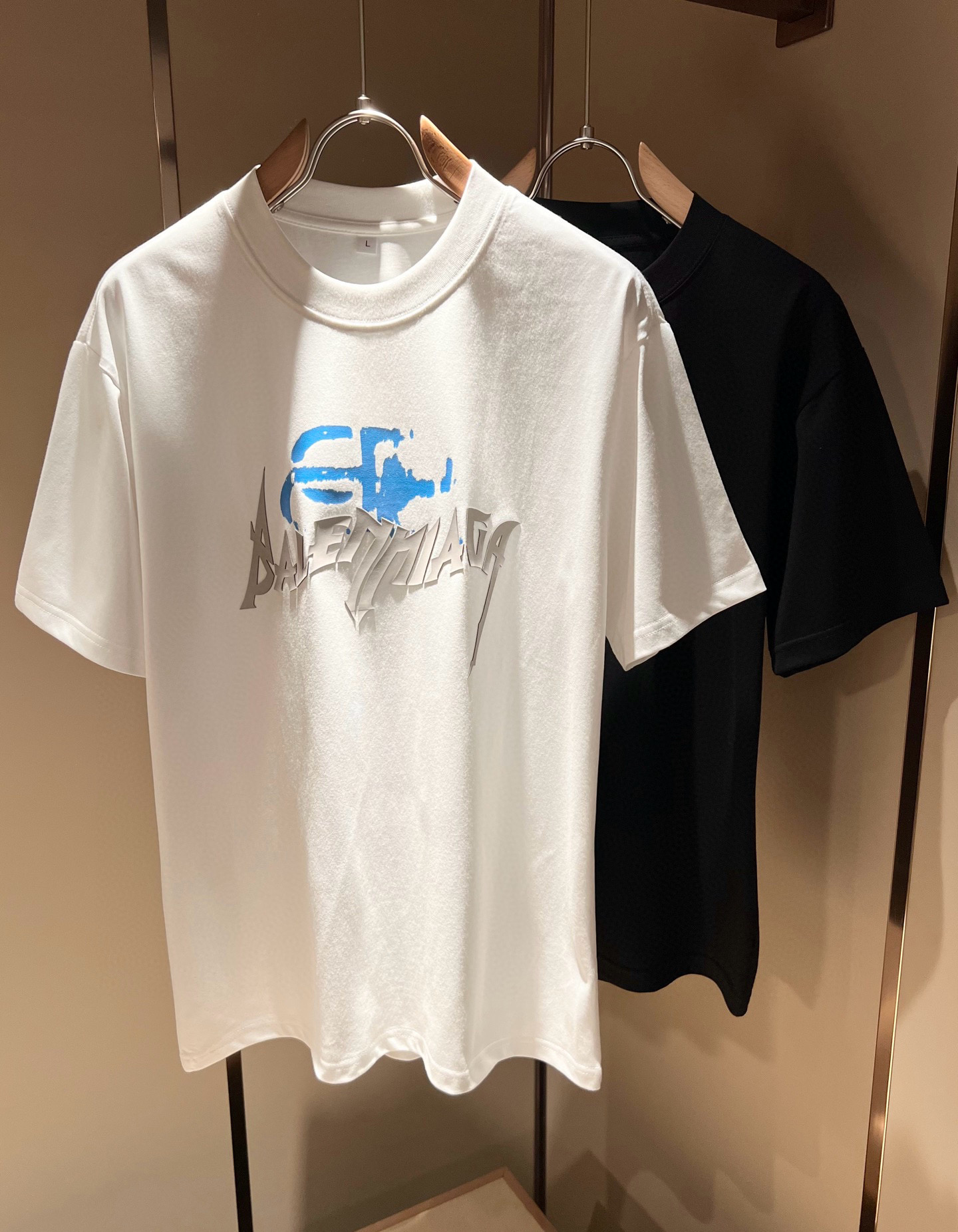 NO:449866,BALENCI*GA Paris* Home 2025 Spring and Summer New Men and Women's Same Short-Sleeve T-shirt!  Fashionable casual short-sleeved T-shirt with catwalk pattern prints!  Design logo glue pressing design!  The most designed and selected customer-supplied 260g pure cotton fabric, which feels soft and skin-friendly, is comfortable and breathable, and you can’t picky about the real thing!  Loose, small, shoulder-dead round neck cut, genderless couple mixed styles, opening up a new fashion charm!  Differentiate the market version of the high-end custom series!  Size M-4XL, balenciaga, T-shirt,tees, t-shirt,alexander wang19860909BALENCI*GA巴黎*家 2025春夏新款男女同款短袖T恤！走秀图案印花时尚休闲短袖T恤衫！设计logo压胶设计！极具设计精选客供260g纯棉面料,手感柔软亲肤,着身舒适透气性都无法挑剔,实物绝对会让你爱不释手！宽松小落肩的圆领版型裁剪,无性别主义的情侣混穿款式,打开全新的时装新韵味！区别市场版本高定系列！尺码M-4XL,,balenciaga,T-shirt,tees，t-shirt,alexander wang,Men's clothing