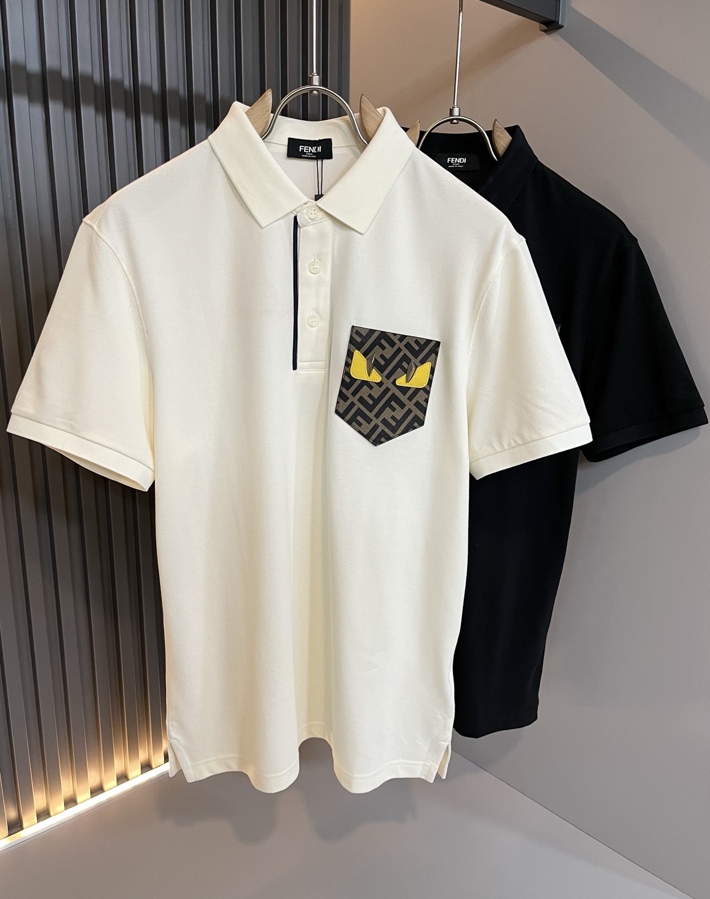 NO:451333,FEN Fen*Die 2025 spring and summer new short-sleeved Polo shirt!  The clean version is versatile and does not limit age, and the breast logo pattern is designed with glue pressing technology!  Whether you are light-hearted or like a trendy style, you can get a must-have item for boys' wardrobe, whether you wear a jacket or wear it alone in summer. The mesh bead flooring is more delicate, breathable and sweat-absorbing, the upper body is stylish and has a great feeling of fit. The clothes are upright and stylish, and the low-end slags will fall if you don't wash the collar. Size M-3XL, fendi, jackets & coats, jackets & coats, T-shirt, alexander wang19860909FEN 芬*迪2025春夏新款短袖Polo衫！净版百搭不限制年龄,胸前logo图案压胶工艺设计！无论你是轻熟还是喜欢潮风搭配妥妥的,男生衣橱必备单品款,无论内搭夹克外套,还是夏季单独穿都可以,网状珠地棉更细腻透气吸汗,上身有型并且贴服感受非常棒,衣服挺拔有型区别低端渣货,不会洗洗领子就塌了. 尺码M-3XL,,fendi,jackets & coats,jackets & coats,T-shirt,alexander wang,Men's clothing