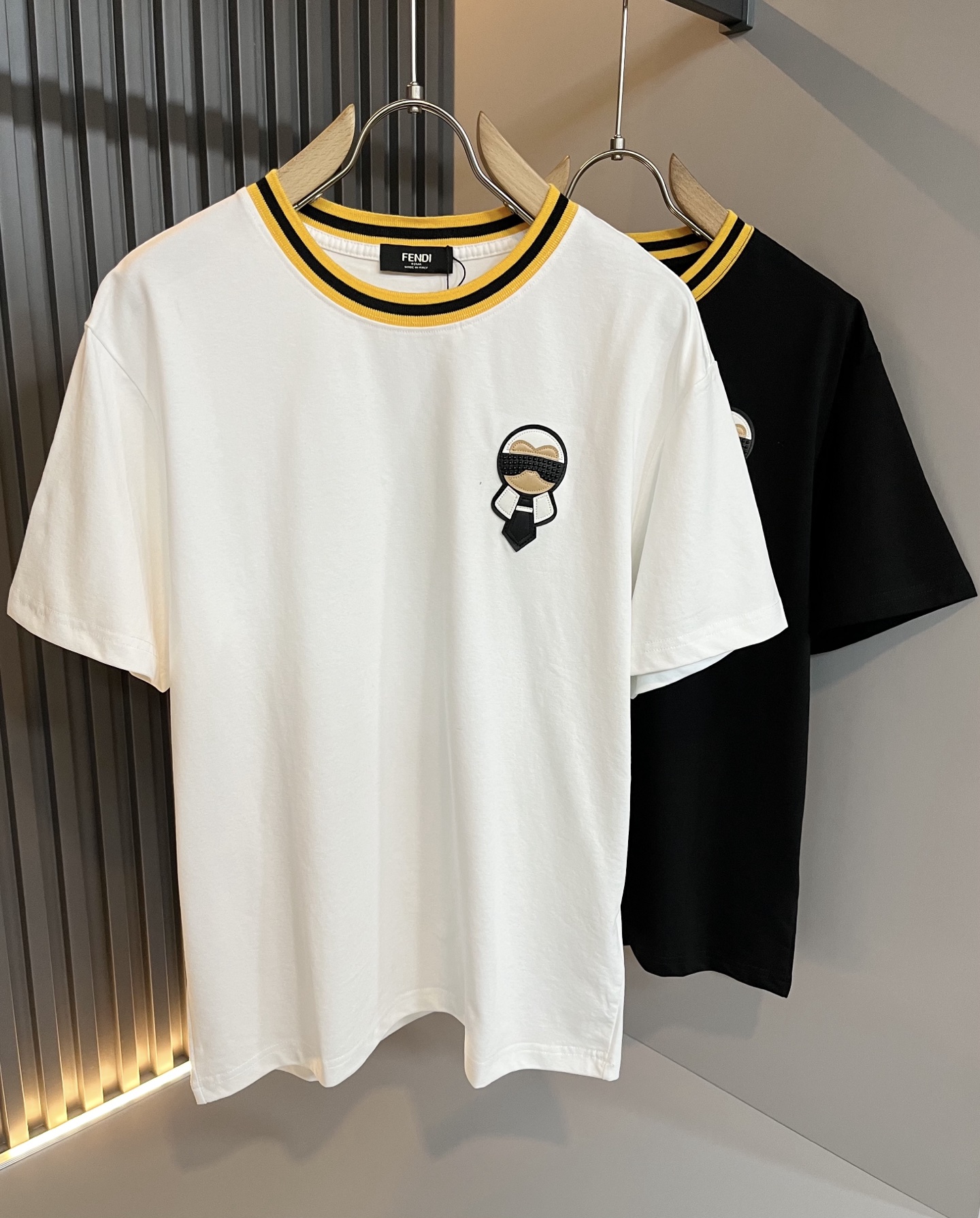 NO:451318,FEN*I FEN*Di's new spring and summer 2025 FD family FF men and women short-sleeved T-shirt, versatile and minimalist short-sleeved shirts for men and women. Original Italian orders, popular FD family items, simple and pure colors. The FD family's enduring iconic products, high-quality products with full representation and full specifications, and high-quality products that all FD fans are worth buying!  Pure Yidian channel orders, high-end and popular products from the FD family, very popular items at the moment, and iconic logo leather pattern modification!  High-end goods worth keeping and giving away to others!  It is trendy and beautiful, with a full sense of trendy atmosphere, and has a very high level and specifications. It uses a very classic black and white color combination, giving people a strong visual impact and has a very high recognition. It is top-quality exclusive pure cotton fabric, created with a soft, delicate and comfortable touch, and has a very high-end and classy appearance!  Perfectly interprets the charm of the brand and leaves a deep impression. It is more fashionable and charming. It has simple, elegant and fashionable upper body, and is even more stressful for outfits!  The inner wear alone is very delicious and beautiful scenery that cannot be ignored!  Size M-3XL, fendi,dior,T-shirt,tees,t-shirt,alexander wang19860909FEN*I 芬*迪2025春夏新款FD家族FF男女同款短袖T恤,男女同款百搭极简短袖.意大利原厂订单,FD家族人气单品,简约纯色系打造.FD家族经久不衰的标志性臻品,代表性十足,规格感十足的精品,所有FD粉丝都值得抢购的精品！纯正意代渠道订单,FD家族的高奢人气爆款产物,当下十分火爆的单品,标志性logo皮革图案修饰！值得自留和送人的高端货！新潮又好看,潮流气息感十足,档次规格感极高,并且采用十分经典的的黑白双色搭配,给人的视觉冲击感相当强烈,有着极高的辨识度,顶级专属纯棉面料,打造,触感柔软细腻舒适,品相相当高级有档次！完美诠释品牌魅力,给人留下深刻印象.更具时尚与韵味,上身简约大方时尚,对于穿搭更是毫无压力！单穿内搭都极有味道,不可忽视的靓丽风景线！ 尺码M-3XL,,fendi,dior,T-shirt,tees，t-shirt,alexander wang,Men's clothing