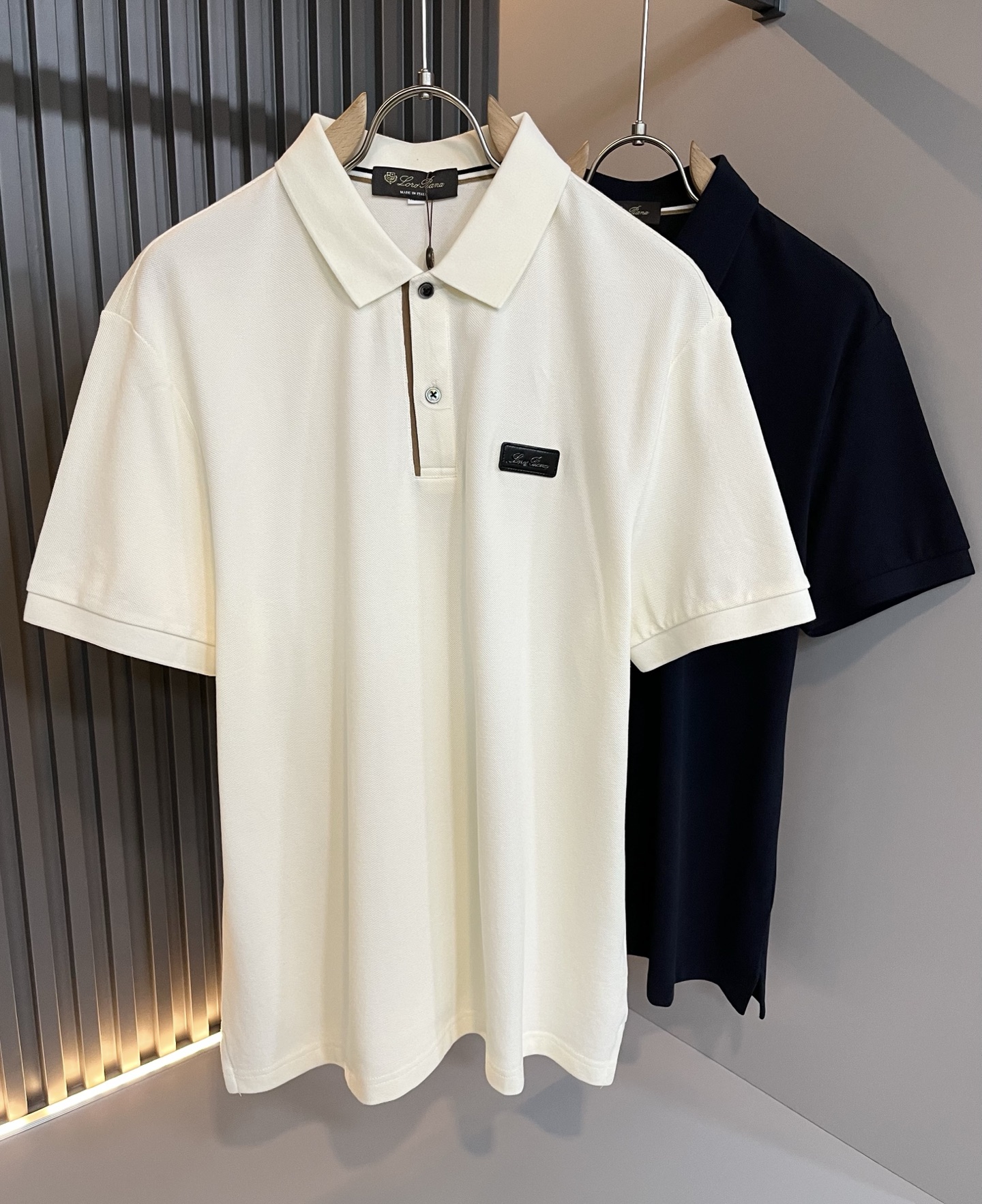 NO:452976,Loro Piana Nouyou Pianya 2025 spring and summer men's Polo shirt, the latest trade order short-sleeved T-shirt, full quality!  !  Internet celebrity style!  Designed with logo pattern leather badge!  The upper body is comfortable and breathable, not stiff, and the overall three-dimensional feeling is rich, with quality export orders, customized exclusive fabric tailoring to meet the simple needs of commuters for dressing. The upper body is very effective, it looks slim and not picky about the figure. The fabric workmanship... Improper, good craftsmanship can make you look good and tasteful, a must-have item for everyone!  Size M-3XL, loro piana, T-shirt,tees, t-shirt,alexander wang19860909Loro Piana诺悠翩雅 2025春夏男士Polo衫,最新的贸易订单短袖T恤,全品相！！网红款！采用logo图案皮革徽章设计！上身舒适透气,不僵硬,整体有着丰富的立体感,品质出口订单,定制专属面料剪裁,满足通勤人们对于着装的简约需求,上身效果很好,显瘦,不挑剔身材.面料做工....无可挑剔,好工艺好面料才能穿出好品味一款,人手必备单品！尺码M-3XL,,loro piana,T-shirt,tees，t-shirt,alexander wang,Men's clothing