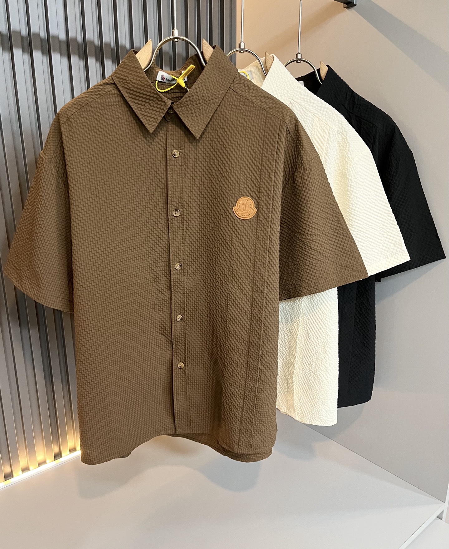 NO:451309,MON Meng**kou 2025 spring and summer new men's original single men's long-sleeved shirt, trading company goods, and the official website is available at the same time!  This type of basic items is a must-see every season, and is supplied with imported polyester fiber fabrics!  Comfort and breathability are both comfortable and breathable, with full overall visual value, and a logo badge on the chest!  A single item with extremely high dressing rate!  Standard style and tailoring, comfortable stretching, and unrestrained exercise!  The lapel design meets the needs of simple styles, while having strong practical wearability, high-end, atmospheric and high-end!  Universal and versatile model. Size M-4XL, alexander wang19860909MON蒙**口2025春夏新款男士原单男士长袖衬衣,贸易公司货,官网同步发售！此类型的基础单品是每季必出现的,客供进口聚酯纤维面料！舒适性与透气性兼备,整体视觉值满分,胸前logo徽章修饰！穿搭率极高的单品！版型剪裁标准,伸展舒适,运动无拘束！翻领的设计在满足简约的风格上的需求同时,实穿性强,高端大气上档次！ 万能百搭款.尺码M-4XL,,alexander wang,Men's clothing