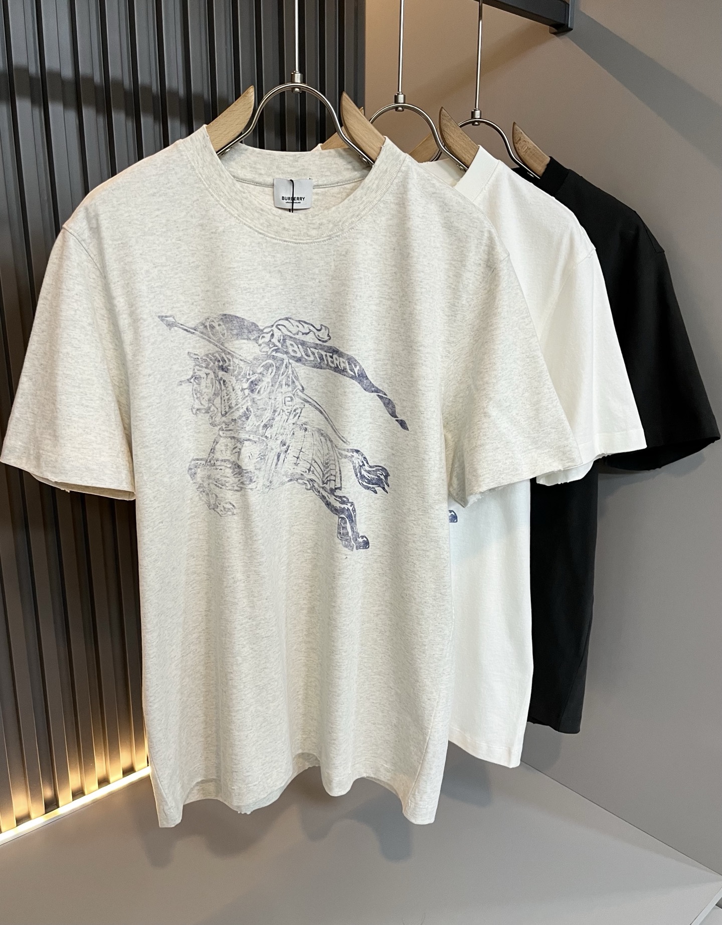 NO:451364,BURBER*Y Ba*li's new spring and summer 2025 short-sleeved T-shirt for men and women, is coming, and is made of a popular environmentally friendly pure cotton fabric recently. It is a high-end outdoor sports and leisure series, which is very popular in sports!  BUR's latest special material, logo pattern printing design!  Fabric is also called memory cloth, which refers to fabrics with morphological memory functions. It instantly kills all versions on the market. It can only be said that it is not a level of existence at all. Whether it is material, detail restoration and craftsmanship, you are not afraid of any challenges. Just to contribute wonderful products to everyone. As always, it is consistent. A style that implements the core concept of BUR will be closely tied to fashion, always maintaining perfection, a simple but not simple design style perfectly meets the outfit you need in daily life. Size: M-5XL., burberry, T-shirt, tees, t-shirt, alexander wang19860909BURBER*Y巴*莉2025春夏新品男女同款短袖T恤,重磅来袭,最近比较火热的环保纯棉面料制作而成,高端户外运动休闲系列,非常火热运动风潮！BUR最新研发的特殊材质,标志logo图案印花设计！面料也叫记忆布,是指具有形态记忆功能的面料,秒杀市面上一切版本,只能说根本就不是一个级别的存在,不管是材质还是细节还原度以及工艺制作方面,不惧任何挑战,只为给大家奉献绝妙产物一如既往,始终如一,贯彻了BUR核心理念的一个款式将与时尚紧紧的捆绑在一起,时刻保持完美,简约而不简单的的设计风格,完美的满足了你日常所需要的穿搭.尺码:M-5XL.,,burberry,T-shirt,tees，t-shirt,alexander wang,Men's clothing