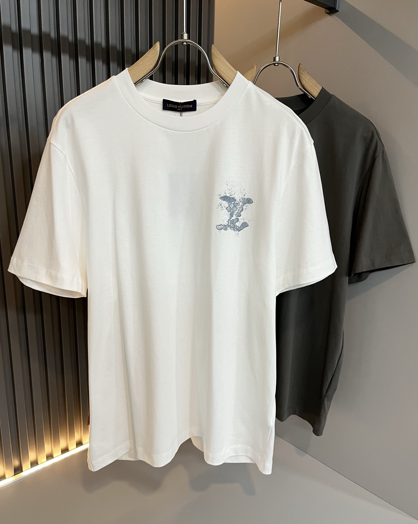 NO:451354,LouisVuitt*Louis*Deng The new series of spring and summer 2025 products are launched, a very fashionable and avant-garde short-sleeved T-shirt for men and women, with logo logo pattern and printing decoration!  Different from the past, it declares the design concept of brand inheritance!  Its eye-catchingness is no less than any classic style, perfectly presenting the fashionable, high-end and luxurious feeling in front of the world!  Made of imported 260 grams of cotton, selected high-quality pure cotton fabrics, soft and soft to the touch, the real thing is definitely beyond your imagination, close to the body and breathable, even if you sweat profusely, you will not feel greasy or stuffy, and will bring sweating and moisture absorption to the extreme!  Size M-5XL, louis vuitton,louis vuitton,t-shirt,tees,t-shirt,alexander wang19860909LouisVuitt*路易*登 2025春夏全新系列单品上线,非常时髦前卫的一款男女同款短袖T恤,标识logo图案印花修饰！区别于以往的不同,宣示品牌传承的设计理念！其吸睛度完全不亚于任何经典款式,将时髦高级感与奢华感完美呈现在世人眼前！客供进口260克全棉材质制成,精选优质纯棉面料,触感软糯亲肤细腻,实物到手绝对超乎你的想象,贴身无比舒适透气,即便是汗流浃背也不会有腻身及闷热感可言,将排汗吸湿性发挥到了极致！尺码M-5XL,,louis vuitton,louis vuitton,T-shirt,tees，t-shirt,alexander wang,Men's clothing