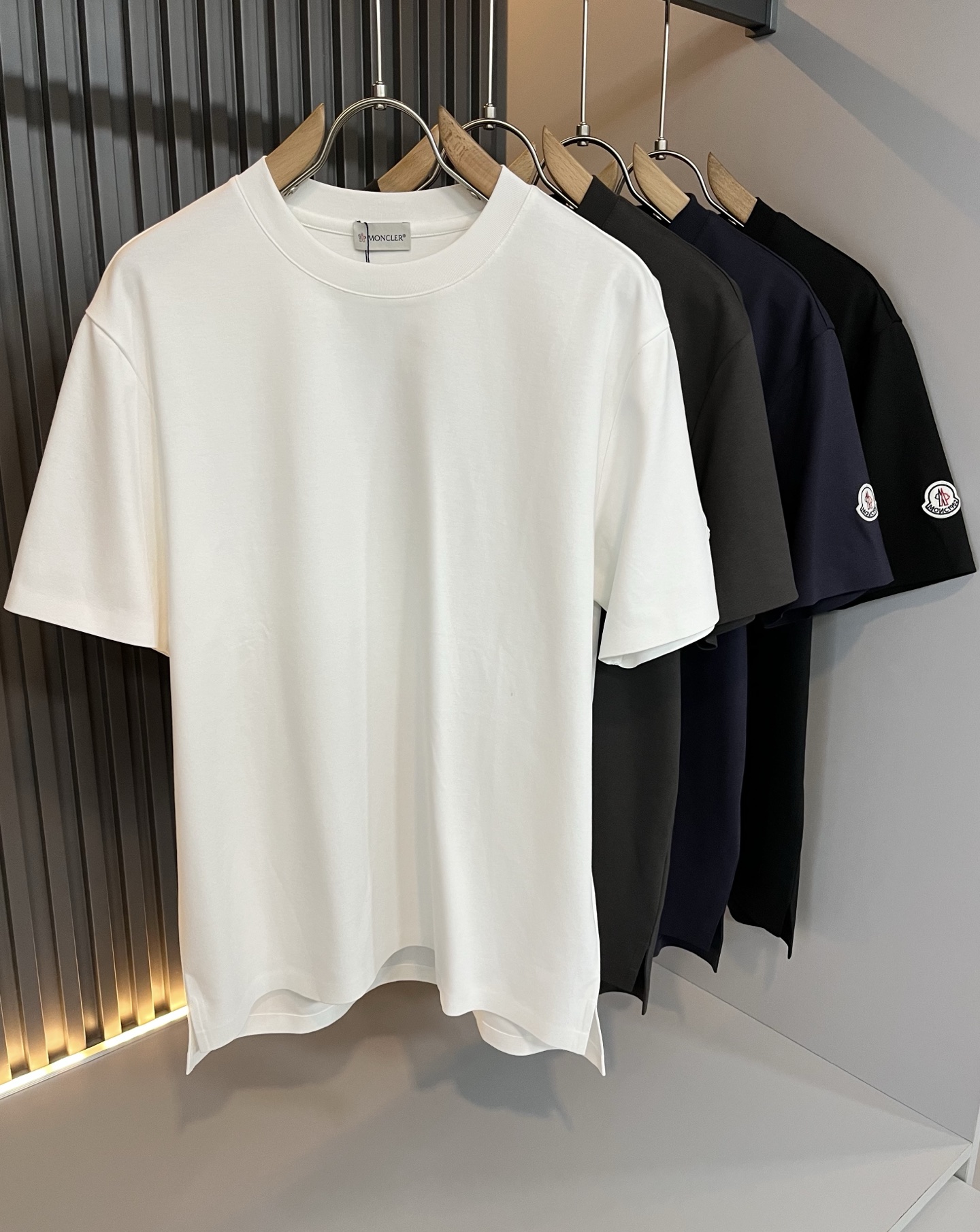 NO:451328,Moncler Mengjia 2025 Spring and Summer Latest Men and Women's Same Trade Order Short-sleeved T-shirt, Full Quality!  !  Internet celebrity style!  Designed with logo pattern badge!  The upper body is comfortable and breathable, not stiff, and the overall three-dimensional feeling is rich. Quality export orders, customized exclusive pure cotton fabric tailoring to meet the simple needs of commuters for dressing. The upper body is very effective, slim and not picky about the figure. The fabric workmanship... Improper, only good craftsmanship can make you feel good and tasteful. A must-have item for everyone!  Size M-5XL, T-shirt,tees,t-shirt,alexander wang19860909Moncler蒙家 2025春夏最新男女同款贸易订单短袖T恤,全品相！！网红款！采用logo图案徽章设计！上身舒适透气,不僵硬,整体有着丰富的立体感,品质出口订单,定制专属纯棉面料剪裁,满足通勤人们对于着装的简约需求,上身效果很好,显瘦,不挑剔身材.面料做工....无可挑剔,好工艺好面料才能穿出好品味一款,人手必备单品！尺码M-5XL,,T-shirt,tees，t-shirt,alexander wang,Men's clothing