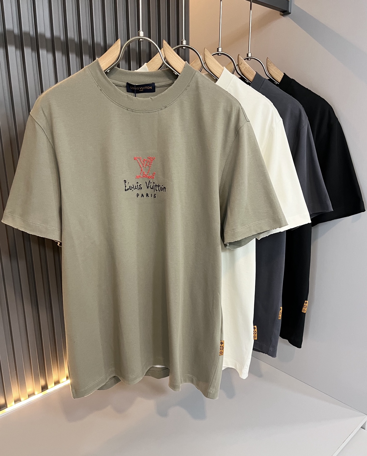 NO:451313,LouisVuitt*Louis*Deng The new series of spring and summer 2025 products are launched, a very fashionable and avant-garde short-sleeved T-shirt for men and women, with logo embroidery embroidery decoration!  Different from the past, it declares the design concept that has been passed down for many years in the brand!  Its eye-catchingness is no less than any classic style, perfectly presenting the fashionable, high-end and luxurious feeling in front of the world!  Made of imported cotton materials, selected high-quality pure cotton fabrics, soft and soft to the touch, the real thing is definitely beyond your imagination, close to the body and breathable, even if you sweat profusely, you will not feel greasy or stuffy, and will bring sweating and moisture absorption to the extreme!  Size M-5XL, louis vuitton,louis vuitton,t-shirt,tees,t-shirt,alexander wang19860909LouisVuitt*路易*登 2025春夏全新系列单品上线,非常时髦前卫的一款男女同款短袖T恤,标识logo图案刺绣修饰！区别于以往的不同,宣示品牌传承多年的设计理念！其吸睛度完全不亚于任何经典款式,将时髦高级感与奢华感完美呈现在世人眼前！客供进口全棉材质制成,精选优质纯棉面料,触感软糯亲肤细腻,实物到手绝对超乎你的想象,贴身无比舒适透气,即便是汗流浃背也不会有腻身及闷热感可言,将排汗吸湿性发挥到了极致！尺码M-5XL,,louis vuitton,louis vuitton,T-shirt,tees，t-shirt,alexander wang,Men's clothing