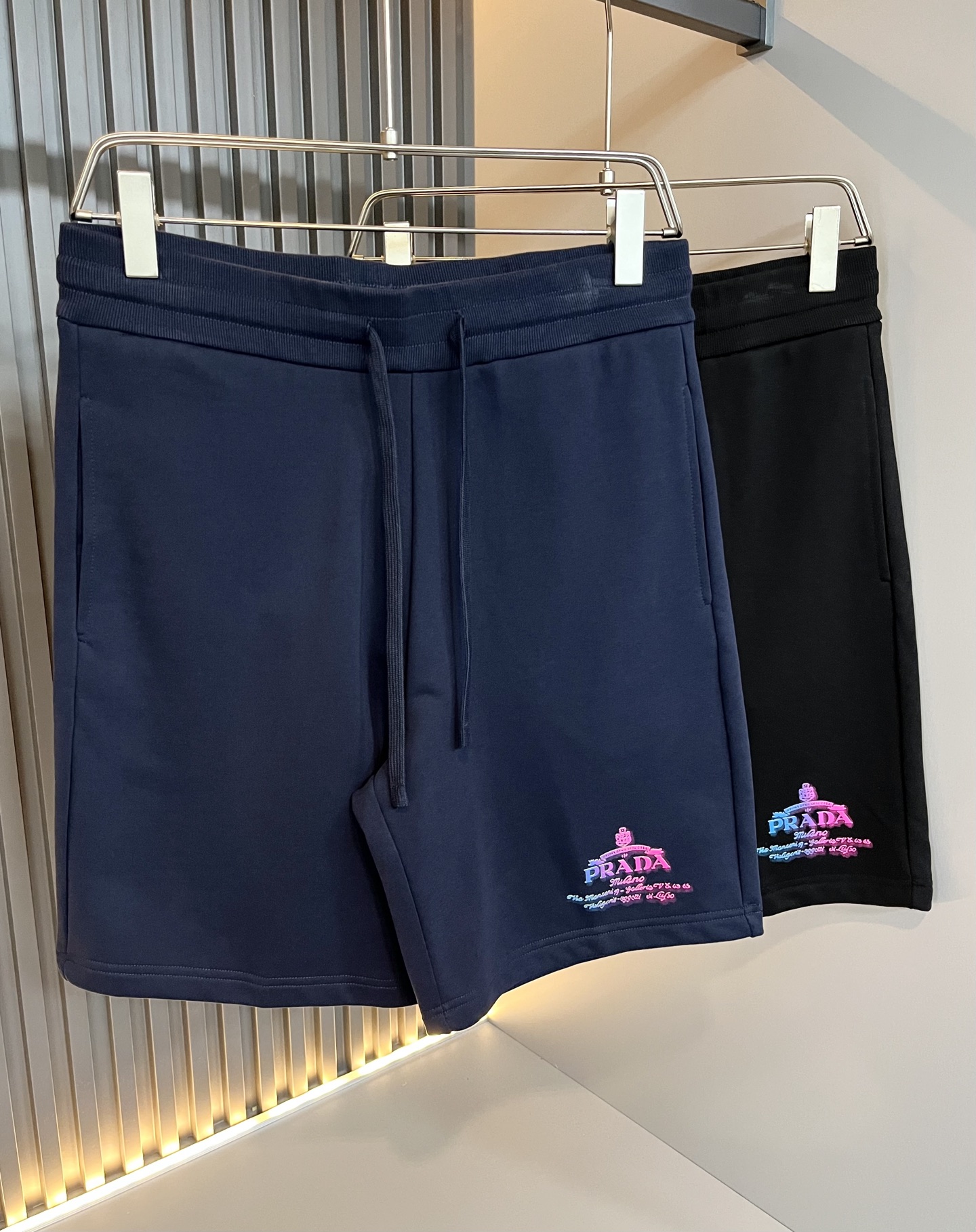 NO:451304,PRA*DA Pu*da 2025 spring and summer new men's casual shorts, a high-end quality choice... A versatile trousers that combine casual pants is also an indispensable matching tool in men's wardrobe. It is a classic style with practical wear!  The design style of the whole casual pants is simple and fashionable, which is very consistent with the low-luxury style setting, has excellent skin-friendly value, is easy to wear, and is full of detail!  Classic logo glue pressing design!  This trousers are made of high-quality pure cotton fabric. The fabric is comfortable, soft and delicate, and has a good vertical feeling. It looks very textured and has a high-end charm. The first-class and exquisite style cut, the line is delicate, smooth and neat, and the casual and casual pants look good no matter how you match it. If you like it, buy it now. Good products are not waiting for anyone!  Size S-XL, prada, shorts, alexander wang19860909PRA*DA普*达 2025春夏新款男士休闲短裤,高端品质之选……一款休闲裤兼备的百搭裤装,也是男士衣橱里不可缺少的搭配神器,属于实穿型的经典款式！整条休闲裤的设计风格简洁时尚,非常符合低奢的风格设定,亲肤值优越,穿着方便,细节感十足！经典标识logo压胶设计！此款裤装采用优质纯棉面料打造而成,面料舒服,手感柔软细腻,有着很好的垂直感,看上去非常有质感,细品高级韵味十足.一流精湛的版型裁剪,走线细致平顺工整,休闲随意怎么搭配都好看的裤装,喜欢的赶紧入手吧,好货可不等人！尺码S-XL,,prada,shorts,alexander wang,Men's clothing