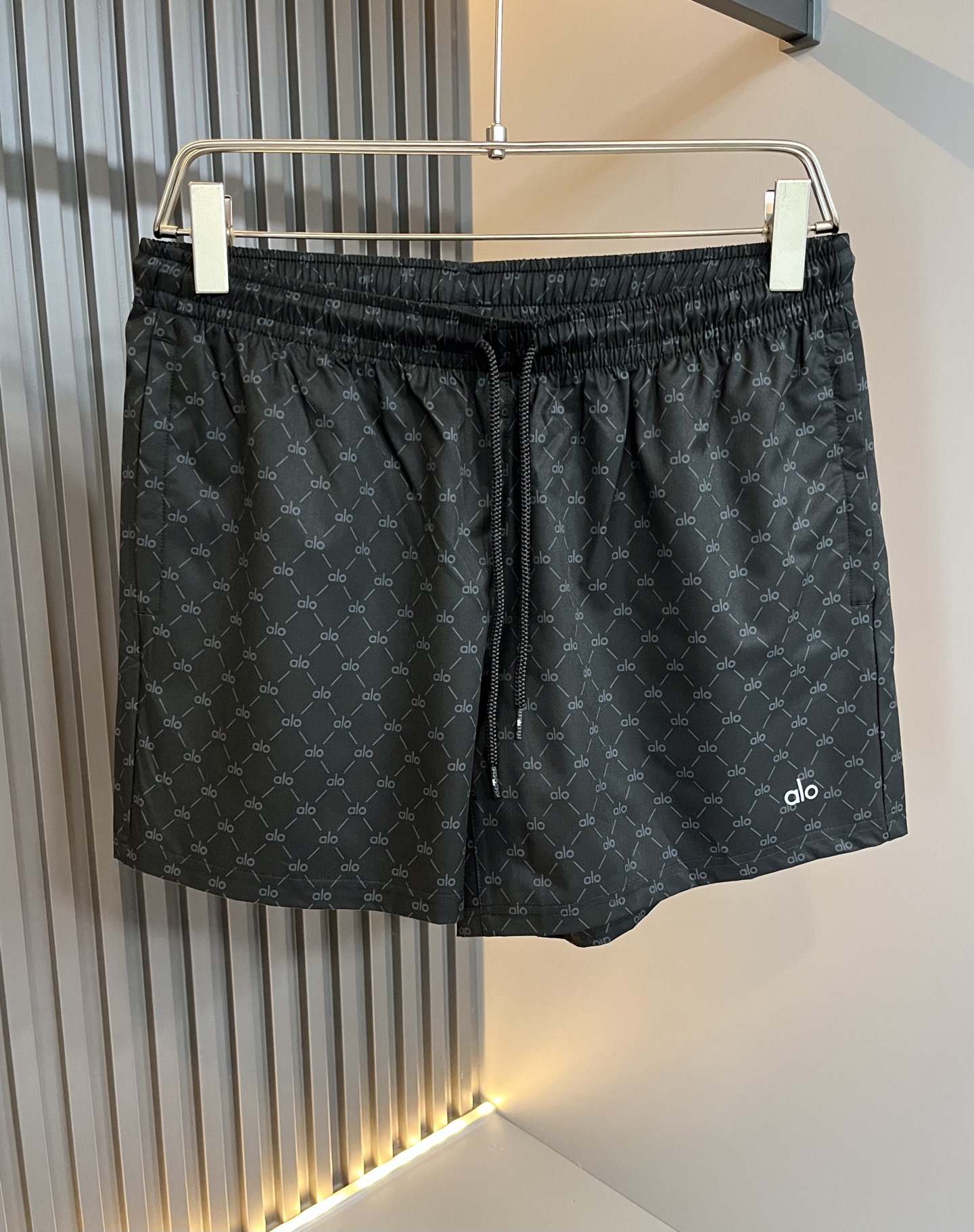 NO:451302,Alo 2025 spring and summer new men's casual shorts, a high-end quality choice... A versatile trousers that combine casual pants are also an indispensable matching tool in men's wardrobe. It is a classic style with practical wear!  The design style of the whole casual pants is simple and fashionable, which is very consistent with the low-luxury style setting, has excellent skin-friendly value, is easy to wear, and is full of detail!  Classic logo logo print pattern design!  This trousers are made of high-quality polyester fiber fabric. The fabric is comfortable, soft and delicate, and has a good vertical feeling. It looks very textured and has a high-end charm. The first-class and exquisite style cutting, the line is delicate, smooth and neat, and the casual and casual pants look good no matter how you match it. If you like it, buy it now. Good products are not waiting for anyone!  Size S-XL, shorts, alexander wang19860909Alo 2025春夏新款男士休闲短裤,高端品质之选……一款休闲裤兼备的百搭裤装,也是男士衣橱里不可缺少的搭配神器,属于实穿型的经典款式！整条休闲裤的设计风格简洁时尚,非常符合低奢的风格设定,亲肤值优越,穿着方便,细节感十足！经典标识logo印花图案设计！此款裤装采用优质聚酯纤维面料打造而成,面料舒服,手感柔软细腻,有着很好的垂直感,看上去非常有质感,细品高级韵味十足.一流精湛的版型裁剪,走线细致平顺工整,休闲随意怎么搭配都好看的裤装,喜欢的赶紧入手吧,好货可不等人！尺码S-XL,,shorts,alexander wang,Men's clothing