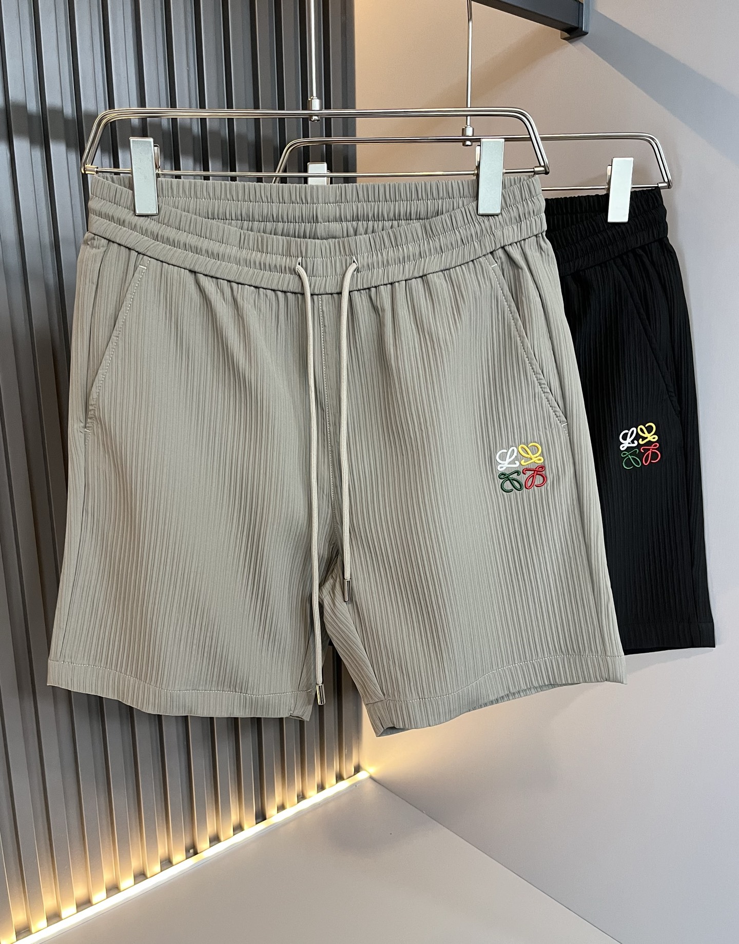 NO:451340,LOE*WE Luo*We 2025 spring and summer new style of men and women's same casual shorts, original Italian order channel, very personalized and high-end style, logo embroidery craft design!  Created with loose and wide style, couples' pure cotton casual shorts!  !  Customized original gram cotton fabric!  The latest fashion trends and popular products are here, and it is another simple and high-end fashion item. It is a fashion product with very high-end outfit charm. It is a must-have item for fashion trends!  Original Italian manufacturer channels, special-level orders, and released at the same time as Hong Kong, Macao and Taiwan buyers. This model is also the latest popular product of Luo Yiweijia this year and the most classic product. Its specifications and grades are beyond doubt!  !  Simple and high-end style items, it goes without saying that this style naturally has a fresh and natural feeling, demonstrating the charm and high-end feeling of the brand. The texture of this style is very in place, and the heavy and brilliant skin-friendly level that can be seen with your hands is even better, and it is a complete enjoyment of wearing!  !  Size: M-3XL, loewe, loewe, shorts, alexander wang19860909LOE*WE罗*威 2025春夏新款男女同款休闲短裤,意大利原厂订单渠道,极具个性高级风,标志logo刺绣工艺设计！宽松阔版型打造,情侣款纯棉休闲短裤！！定制原版克纯棉面料！最新时尚潮流人气产物驾到,又是一款简约高级的时尚单品,穿搭魅力十分高级不俗的时尚产物 ,时尚潮流必备单品！意大利原厂渠道,特供级别订单,同步港澳台买手店发布,此款也是罗意威家今年的最新人气产物,也是最经典的产物,其规格跟档次更是毋庸置疑！！ 简约高级的款式单品,言而喻此款自然具备那种清新自然的感觉,彰显品牌魅力与高级感,此款的质感十分的到位,用手可以感知的重磅跟出彩亲肤程度更是上佳,十足的穿着享受！！尺码:M-3XL,,loewe,loewe,shorts,alexander wang,Men's clothing