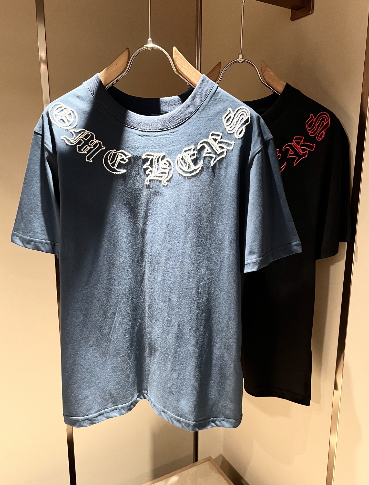 NO:451370,Chrome Hear*s 2025 spring and summer new product for men and women the same style as gram* heart short-sleeved T-shirt, recommended for cracked walls!  The fashionable and arrogant Chrome Hear*s is favored by the whole world. The 2025SS hits the stimulus version, the classic short-sleeved T-sleeved elements, and the front and rear logo embroidery design!  Full of fashionable luxury style, exuding a charming sense of art!  Large and lazy, high-end exclusive wash water pure cotton material for customer supply!  Super comfortable upper body!  Large oversized shoulder-falling!  Men and women are the same style!  Size M-3XL, chrome hearts, T-shirt,tees, t-shirt,alexander wang19860909Chrome Hear*s 克*心 2025春夏新品男女同款克*心短袖T恤,墙裂推荐！时尚傲娇的Chrome Hear*s,被全世界宠幸着.2025SS引爆款,经典克*心元素断绝短袖T,前后logo刺绣设计！充满了时尚的奢华风,散发着迷人的艺术感！宽大慵懒,客供高端专属洗水纯棉材质！上身超级舒适！大廓形大落肩！男女同款入！尺码M-3XL,,chrome hearts,T-shirt,tees，t-shirt,alexander wang,Men's clothing