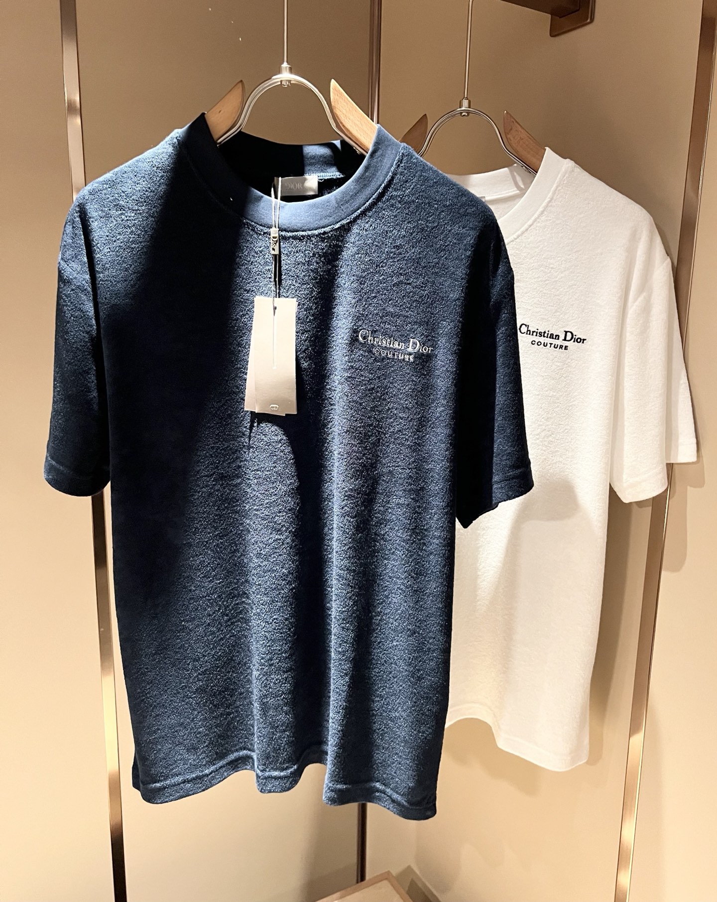 NO:451390,Dio*Dijia 2025 spring and summer new short-sleeved T-shirt for men and women, and the counter is available at the same time!  Customized exclusive towel cotton fabric, customized original craft threads, chest logo pattern embroidery craft design!  Simple and generous, calm and versatile, extremely high-end, perfectly integrated with fashion and style, a top fashionable style that perfectly suits the outside wear!  The overall feeling is natural!  The ultimate classic versatile short-sleeved T-shirt is designed with the latest three-dimensional letter logo embroidery elements!  The ultimate perfection of heavy industry!  Fans who pursue high quality are please buy them by themselves, and all fans who know the goods are invited to appreciate this model together!  !  Size M-3XL, dior,dior,T-shirt,tees,t-shirt,alexander wang19860909Dio*迪家 2025春夏新款男女同款短袖T恤,专柜同步发售！定制专属毛巾棉面料,定制原版工艺螺纹,胸前logo图案刺绣工艺设计！简约大方,从容百搭,档次极高,完美融入时尚还有风情感一款完美符合外穿的顶尖时髦气质款！整体给人浑然天成的感觉！极致经典的百搭型短袖T恤,采用最新的立体字母logo刺绣元素设计！极致的重工极致的完美！追求高品质的粉丝们请自行抢购,诚邀所有识货的粉丝一同鉴赏此款！！尺码M-3XL,,dior,dior,T-shirt,tees，t-shirt,alexander wang,Men's clothing