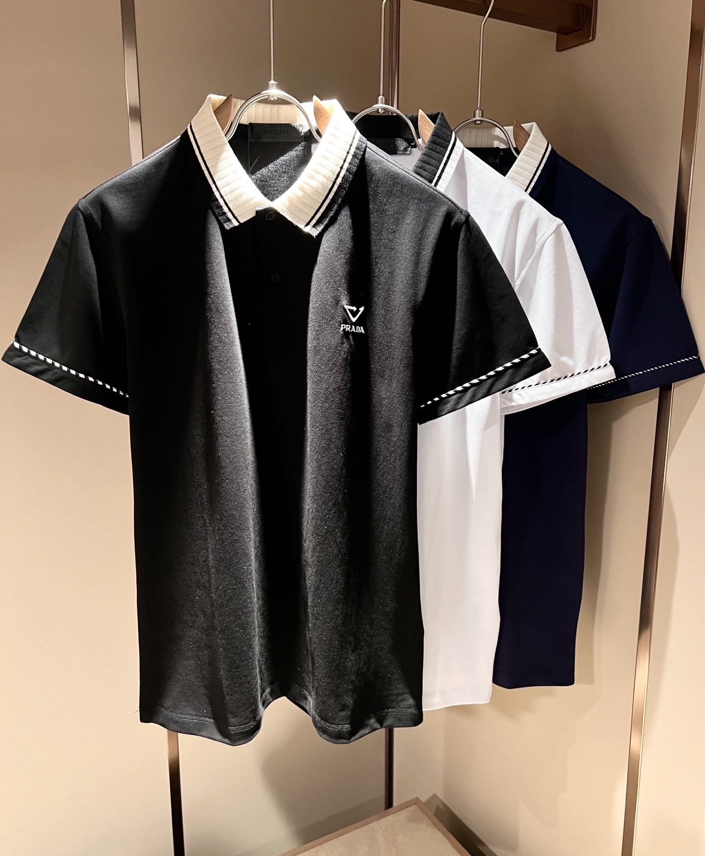 NO:451360,Prad*Pu*da 2025 spring and summer new classic element short-sleeved Polo shirt, a classic and elegant style, the kind that can be worn for ten years, you must collect a few pieces, and you must collect the rare and exquisite style!  A good taste!  It is important that it cannot avoid any season when it is imported 100% top-grade bead floor cotton!  Fine weaving!  solid!  One of the best cottons recognized in the world!  The texture is perfect! Chest logo embroidery design!  Perfectly enrich everyone's visual sense!  Make you feel clean and neat!  Fashionable and beautiful!  !  Only by wearing Prada's short-sleeved shirt can you know what is worth it!  PRADA has always been a quality life pursued by European aristocrats and upper class scholars. This simple and casual versatile T-shirt is a personal luxury item with fashionable colors. Luxury materials and rigorous craftsmanship are the main tools for PRADA to attract fans. The flat and stylish round neck is warm, comfortable and easy to wear, with its own tone and handsome, and it is truly a world-class style!  The brand's design details are very exquisite, the upper body is light and stylish, and you have to buy the latest T-shirt every season. Faced with this consumable, it will save you the trouble of going out and outfitting. There are many letter T-shirts on the market, but this one is still rare to see. The streamlined tailoring and a light casual and artistic temperament give you enough spring to arrange the surface. Every person who pursues fashion, you might as well try it on the upper body!  Size M-3XL, prada, prada, T-shirt,tees, t-shirt,alexander wang19860909Prad*普*达 2025春夏季新款经典元素短袖Polo衫,经典大方的款式,可以穿十年都还是流行的那种,你一定要收藏几件,难得精致极致的款,你一定要收！好品味的一件！重要到哪个季节都绕不开它百分百进口顶级珠地棉！织法精细！结实！世界公认最好的棉之一！手感质感都极完美! 胸口logo刺绣设计！完美的丰富大家的视觉感！让你感觉干净利落！时尚又好看！！穿上普拉达的这款短袖,才知道什么是人间太值得！PRADA一直都是欧洲贵族和上流社会雅士追求的品质生活这款简易休闲百搭T恤更是穿出个人奢侈的单品色彩时尚 奢侈的材质和严谨的工艺是PRADA圈粉的主要利器平整有型的圆领,版型温暖舒适好穿又好搭,自带腔调和帅气,真正的一款打天下！品牌的设计细节十分考究,上身轻便有型,每季都要入手最新的T恤,面对这种消耗品,直接省了你出门穿搭的烦恼,市面上的字母T恤有很多,但这款还很难得一见了,信手拈来的流线剪裁,淡淡的休闲文艺气质,给足春日的排面,每个对时髦度有追求的你,都不妨上身一试！尺码M-3XL,,prada,prada,T-shirt,tees，t-shirt,alexander wang,Men's clothing