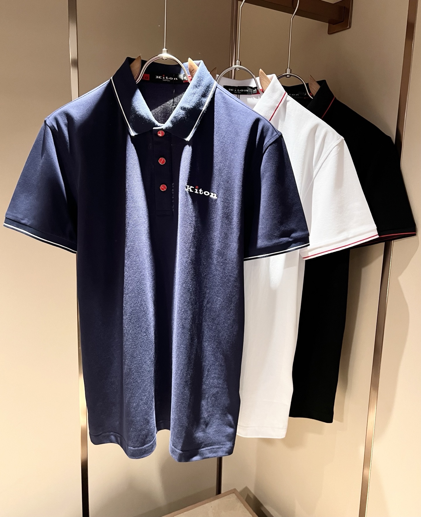 NO:451381,Kiton's new spring and summer 2025 Polo shirt, using imported exclusive bead floor cotton fabric!  !  Simple LOGO logo embroidery design!  Representing the brand image. Simple and comfortable styles, uniform and full lines, exquisite and delicate, high-end and luxurious on the upper body. Simple styles are more diverse in style. Stylish cut styles, simple plain small pointed neck men's short-sleeved polo, Polo shirt that every man should buy. Size M-3XL, T-shirt, alexander wang19860909Kiton 2025春夏新款Polo衫,采用进口专属珠地棉面料！！简单LOGO标识刺绣设计！代表品牌形象 简洁舒适的款式,线条感粗细均匀饱满,精致细腻,上身高端又奢华.简约的款式穿搭起来更加的多样化.剪裁时尚版型,简约式素色小尖领男士短袖polo、每一个男士都应该入手的Polo衫.尺码M-3XL,,T-shirt,alexander wang,Men's clothing