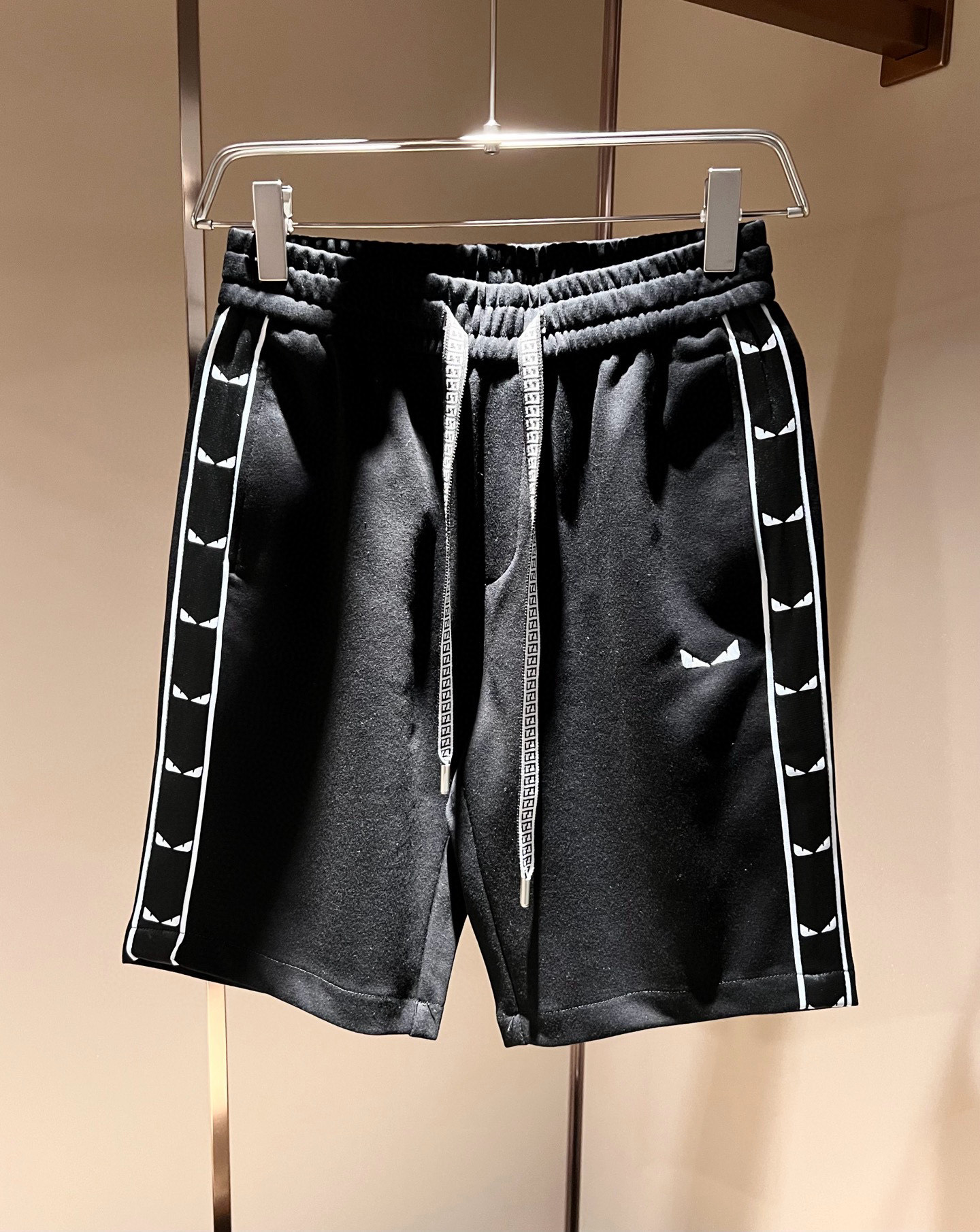 NO:490936,FEN*DI 2025 spring and summer new classic casual versatile drawstring casual shorts, trading company channel orders, FD versatile casual pants, trendy design among big brands, original exclusive pure cotton material for customer supply!  It has a wide feeling and will not soften and have a texture!  The wiring is neat and delicate, custom drawstrings at the waist, and trouser legs webbing logo embroidery design!  It is the most fashionable to wear any top, the first choice for autumn and winter wardrobe, and one of the must-have brands in fashion trendsetter wardrobe!  Very brand recognition!  And the creation of bright devil eyes is very eye-catching!  The drawstring design is very user-friendly, and the overall versatile and beautiful!  Size M-3XL, fendi, shorts, alexander wang19860909FEN*DI芬*迪 2025春夏新款经典休闲百搭抽绳休闲短裤,贸易公司渠道订单,FD百搭休闲裤,大牌中的潮流设计,客供原版专属纯棉材质！自带挺阔感不会软塌有质感！走线工整细腻,腰部定制抽绳,裤腿织带logo刺绣设计！随意搭任何上衣都是最时尚的存在,秋冬衣橱首选单品,时尚弄潮儿衣柜中必备品牌之一！非常具有品牌辨识度！且亮色恶魔眼的打造,十足吸睛！抽绳的设计非常人性化,整体百搭又好看！尺码M-3XL,,fendi,shorts,alexander wang,Men's clothing