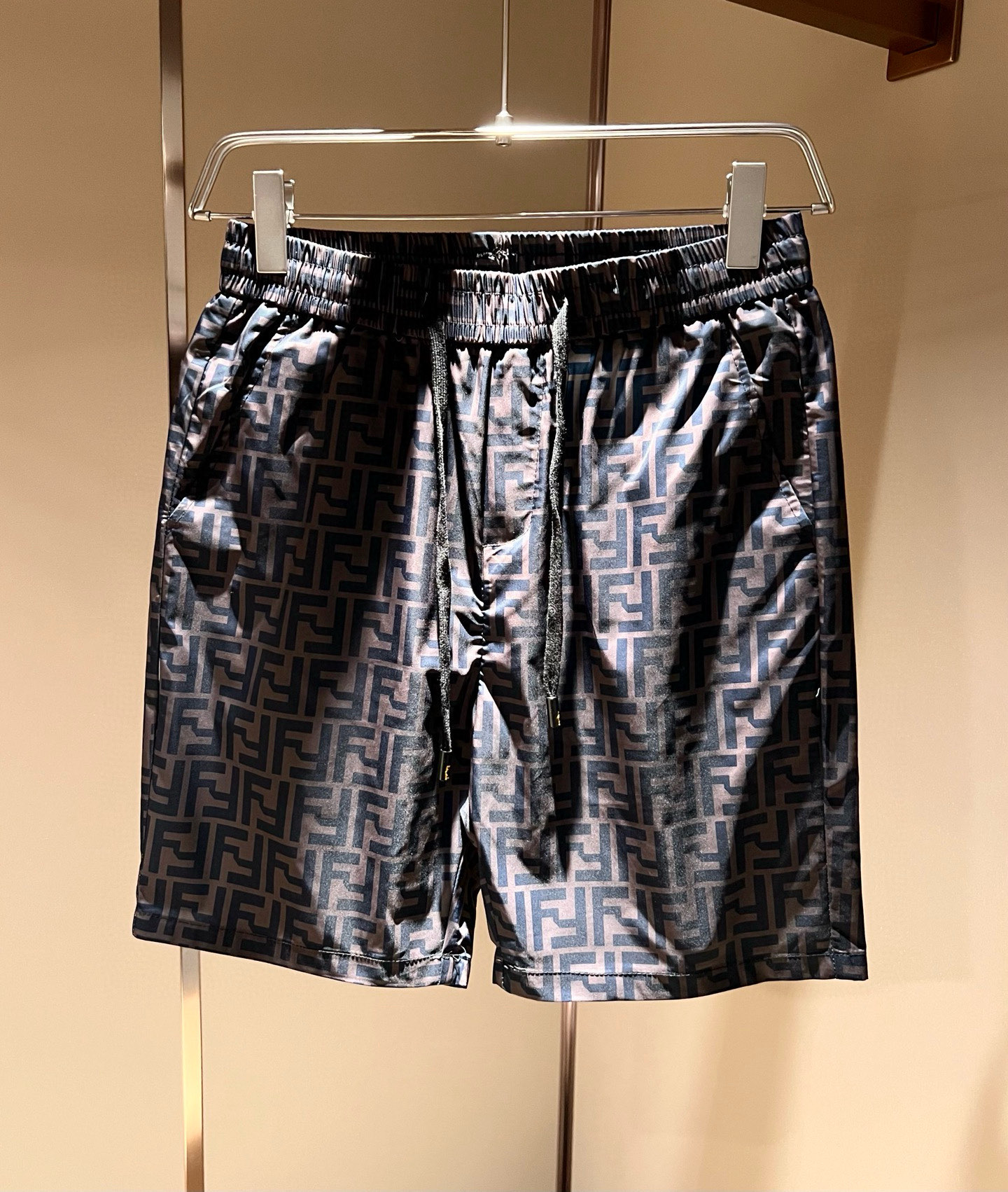 NO:479431,FEN*DI 2025 spring and summer new classic casual versatile drawstring shorts, trading company channel orders, FD early spring versatile casual shorts, trendy design among big brands, original exclusive pure cotton material for customer supply!  It has a wide feeling and will not soften and have a texture!  The wiring is neat and delicate, custom drawstrings at the waist, and a panoramic FF logo logo printing design!  Showing the brand’s accent, it is the most fashionable to wear any short sleeves at will. It is the first choice for spring and summer wardrobe and one of the must-have brands in fashion trendsetter wardrobe!  Very brand recognition!  And the creation of bright devil eyes is very eye-catching!  The drawstring design is very user-friendly, and the overall versatile and beautiful!  Size M-3XL, fendi, shorts, T-shirt, alexander wang19860909FEN*DI芬*迪 2025春夏新款经典休闲百搭抽绳短裤,贸易公司渠道订单,FD早春百搭休闲短裤,大牌中的潮流设计,客供原版专属纯棉材质！自带挺阔感不会软塌有质感！走线工整细腻,腰部定制抽绳,全景FF标志logo印花设计！彰显品牌腔调,随意搭任何短袖都是最时尚的存在,春夏衣橱首选单品,时尚弄潮儿衣柜中必备品牌之一！非常具有品牌辨识度！且亮色恶魔眼的打造,十足吸睛！抽绳的设计非常人性化,整体百搭又好看！尺码M-3XL,,fendi,shorts,T-shirt,alexander wang,Men's clothing