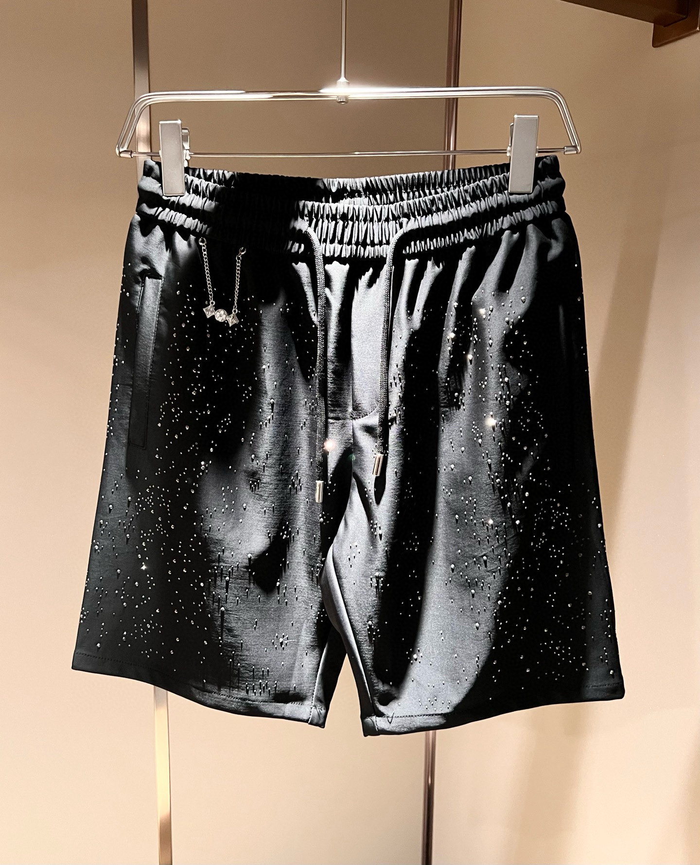 NO:479426,Louis Vuit*on Louis*den 2025 Spring and Summer Men and Women's Logo Casual Shorts, 2025 New Men and Women's Casual Shorts are launched, and it is another masterpiece that makes people shine!  Theme concept of the road * Vuitton, panoramic logo pattern ironing decoration!  You can immediately feel its uniqueness when worn on the body, with a strong brand style and a relaxed look that will make you the highlight of the public!  Just because I was planted at a glance, I had to use materials, handicrafts, design and other production processes to the extreme, and imported elastic spandex fabrics!  Full cotton!  The texture of this model is quite touching, the specifications and grades are known at the tentacles. The delicateness and breathability are top-notch. It instantly kills all versions in the industry. The versatile and elegant style is popular all over the world as soon as it was released. Hollywood big names and celebrities and internet celebrities are all taking the lead in buying it. I recommend it by myself. I must buy a shorts for men and women this summer!  Size M-3XL, louis vuitton,louis vuitton,shorts,alexander wang19860909Louis Vuit*on路易*登 2025春夏男女同款logo休闲短裤,2025新款男女同款休闲短裤上线了,又是一件让人眼前一亮的佳作！主题概念的路*威登,全景logo图案烫钻修饰！穿上身马上就能感受到它的与众不同,品牌风格浓烈,轻松的能让你变成大众亮点！只因为一眼就被种草,喜欢就要任性用料、手工、 设计等各方面的制作工序都是做到了极致,百分百进口弹力氨纶面料！棉质饱满！此款的质感相当感人 触手便知规格档次 细腻程度与透气效果堪称顶级 秒杀业内一切版本的存在.百搭的气质款,一发布就火爆全球,好莱坞大咖 明星大V网红都纷纷抢先入手,自留墙裂推荐,今年夏天必入的一款短裤男女同款！ 尺码M-3XL,,louis vuitton,louis vuitton,shorts,alexander wang,Men's clothing