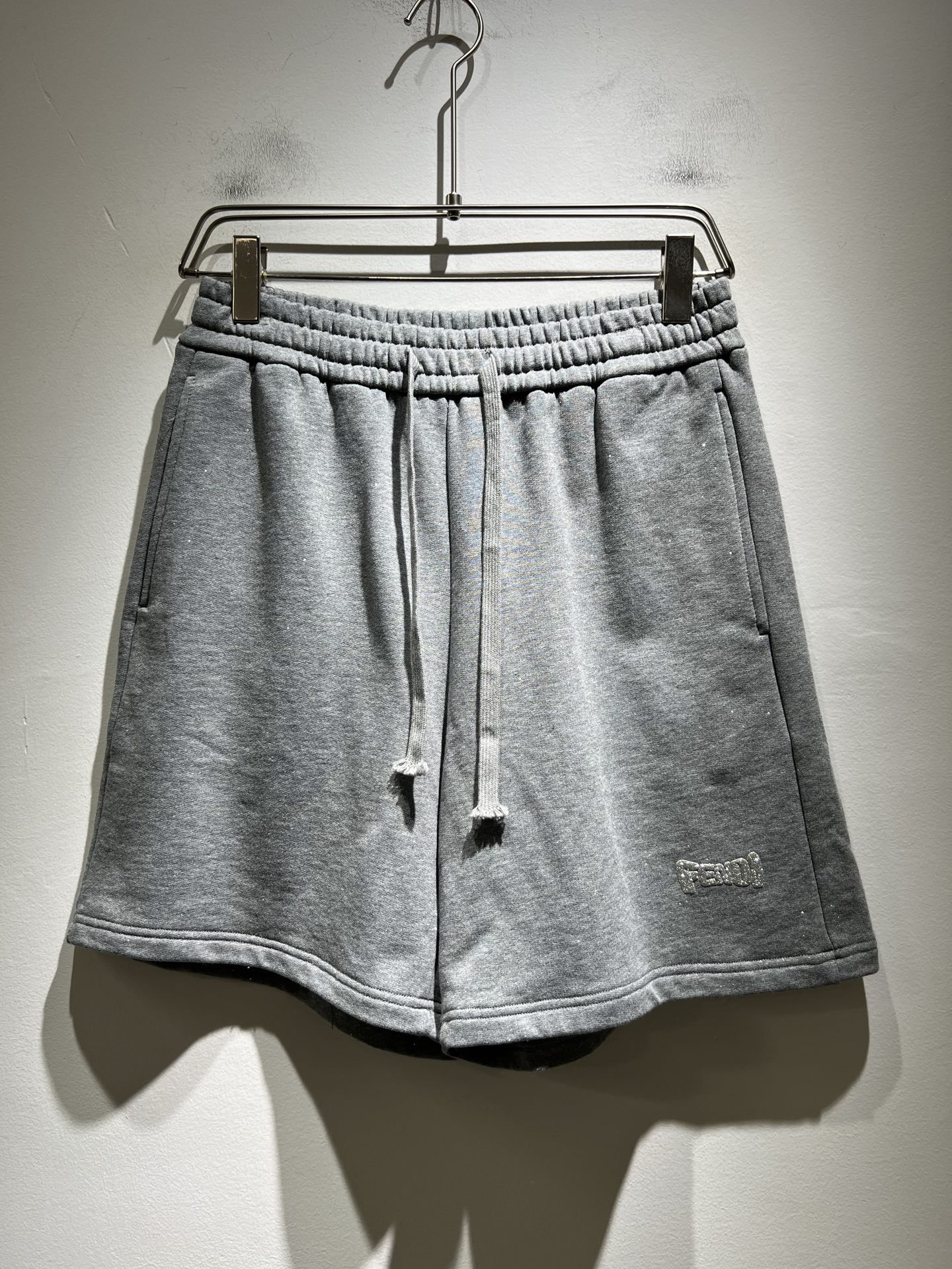 NO:451357,FEN*DI 2025 spring and summer new classic casual versatile drawstring casual shorts, trading company channel orders, FD versatile casual pants, trendy design among big brands, original exclusive pure cotton material for customer supply!  It has a wide feeling and will not soften and have a texture!  The wiring is neat and delicate, the waist is customized drawstring, and the trouser leg logo is pressed!  It is the most fashionable to wear any top, the first choice for autumn and winter wardrobe, and one of the must-have brands in fashion trendsetter wardrobe!  Very brand recognition!  And the creation of bright devil eyes is very eye-catching!  The drawstring design is very user-friendly, and the overall versatile and beautiful!  Size S-XL, fendi, shorts, alexander wang19860909FEN*DI芬*迪 2025春夏新款经典休闲百搭抽绳休闲短裤,贸易公司渠道订单,FD百搭休闲裤,大牌中的潮流设计,客供原版专属纯棉材质！自带挺阔感不会软塌有质感！走线工整细腻,腰部定制抽绳,裤腿logo压胶设计！随意搭任何上衣都是最时尚的存在,秋冬衣橱首选单品,时尚弄潮儿衣柜中必备品牌之一！非常具有品牌辨识度！且亮色恶魔眼的打造,十足吸睛！抽绳的设计非常人性化,整体百搭又好看！尺码S-XL,,fendi,shorts,alexander wang,Men's clothing