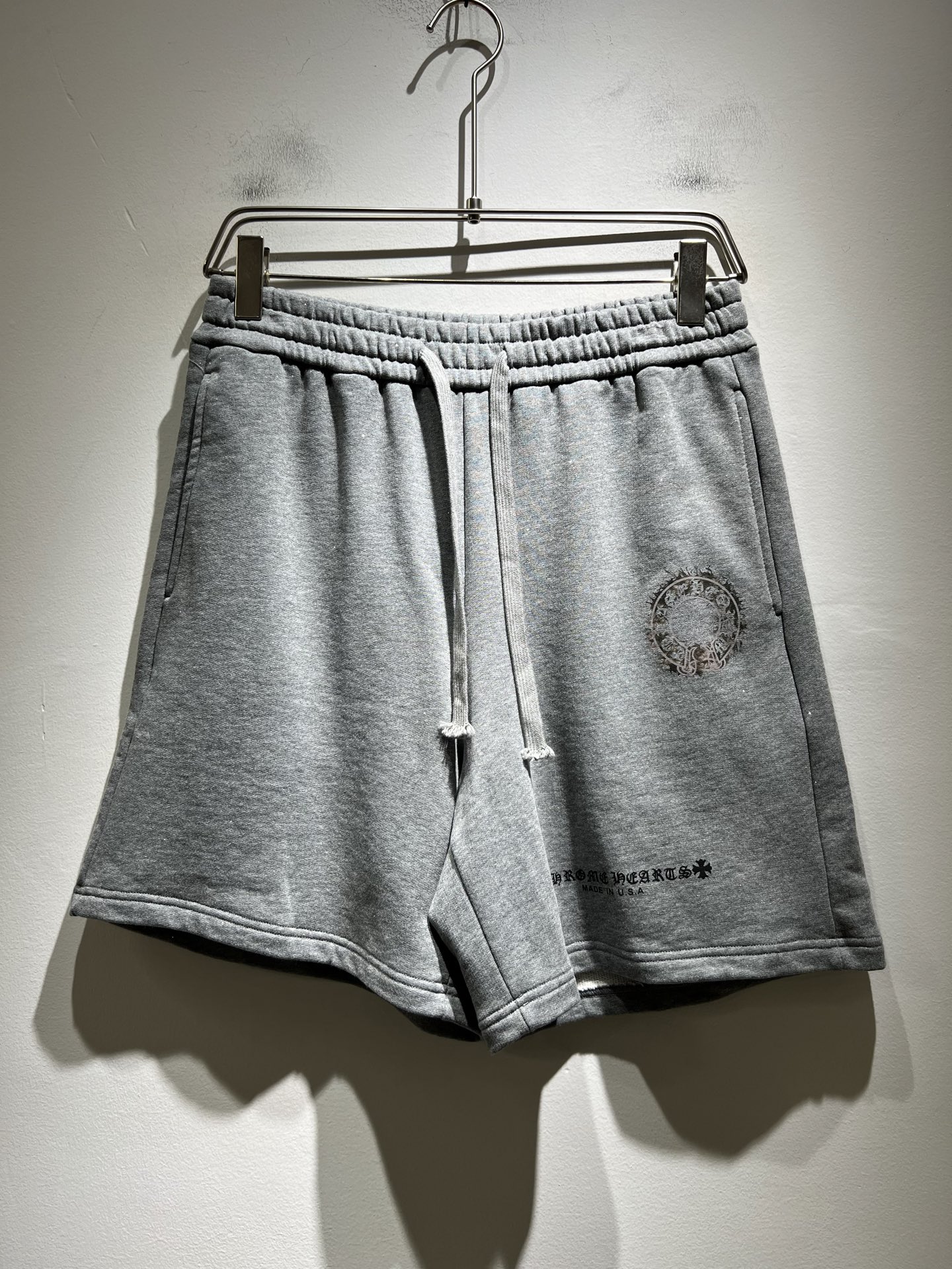 NO:451372,Chrome hear*s Ke*xin 2025 spring and summer new casual shorts!  The same style of men and women, a casual pants that you recognize from the bottom of your heart, and over time, it makes you more rare. The trendy high street king is the trendy brand Chrome hear*s Ke*xin. To be honest, wearing Croxin is very fashionable, that is, it is fashionable, and there is nothing to say on the street. Customized original washing water pure cotton material, the fabric feels great. This kind of comfort feel is really not picky on the body, the upper body is really not picky, the casual and chic taste is particularly strong, which enhances the sense of fashion and appearance. And such pants are particularly easy to match with various types of shoes. The recognition is where it is, the design pants leg logo pressing design!  Strong, not easy to wear, and the details are very well-established. Size S-XL, chrome hearts, chrome hearts, shorts, alexander wang19860909Chrome hear*s克*心 2025春夏新款休闲短裤！男女同款一款让你从心底认可的休闲裤,并且经过时间的推移而让你更加珍稀,潮流的高街之王,那就是潮牌chrome hear*s克*心,穿克罗心的实话讲很潮了,那就是潮爆了,潮爆街头没话说.定制原版洗水纯棉材质制成,面料手感一绝,这种舒适感穿在身上,上身真心不挑人,休闲潇洒的味道特别足,提升时尚感和颜值,并且这样的裤型特别好搭配各种类型的鞋子.辨识度就在哪里,设计裤腿logo压胶设计！韧性足,不易磨损,细节工艺非常到位.尺码S-XL,,chrome hearts,chrome hearts,shorts,alexander wang,Men's clothing