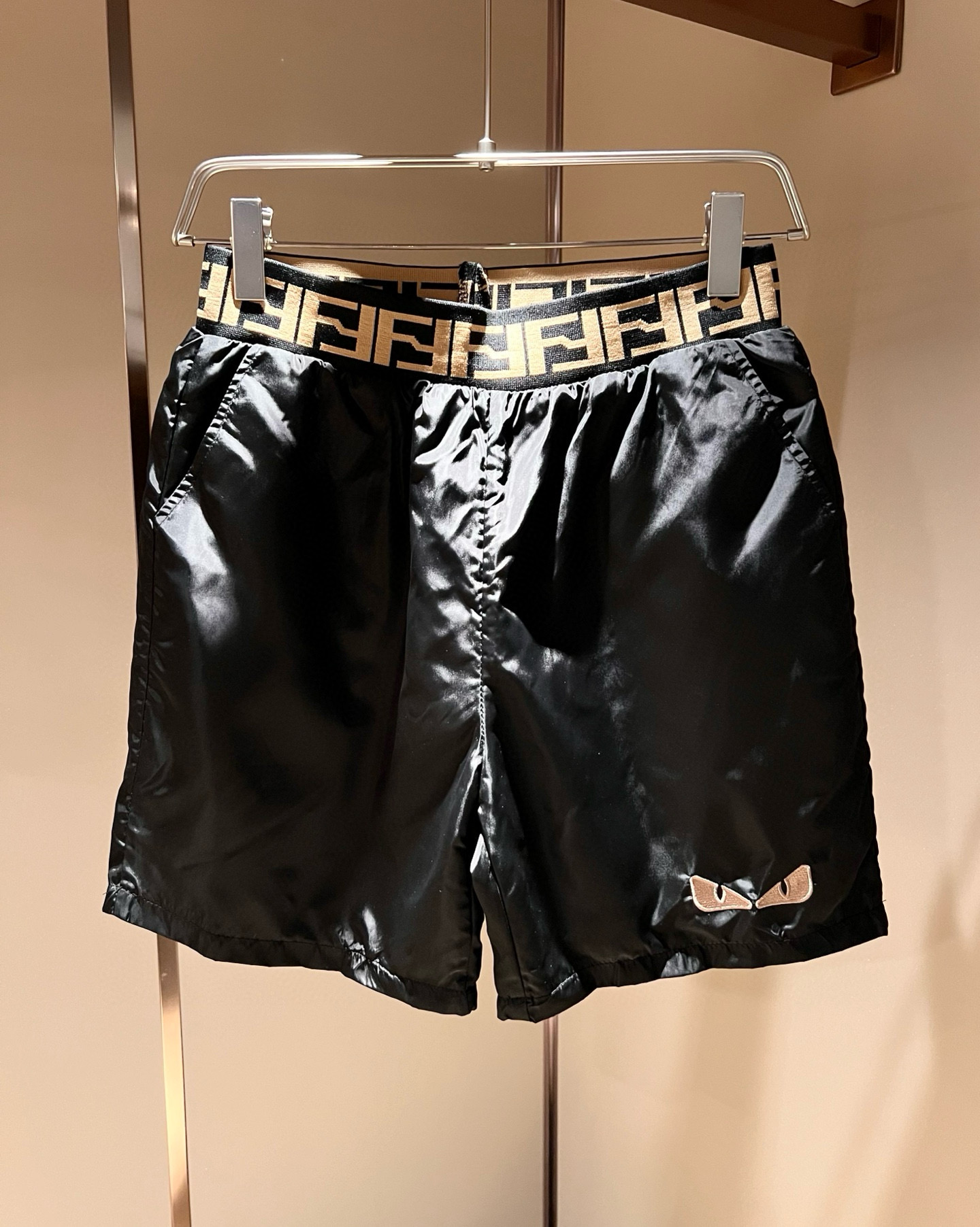 NO:451383,FEN*DI FEN*DI 2025 spring and summer new classic casual versatile casual shorts, trading company channel orders, FD versatile casual pants, trendy design among big brands, original exclusive pure cotton material for customer supply!  It has a wide feeling and will not soften and have a texture!  The wiring is neat and delicate, custom drawstrings at the waist, and trouser legs logo embroidery design!  It is the most fashionable to wear any top, the first choice for autumn and winter wardrobe, and one of the must-have brands in fashion trendsetter wardrobe!  Very brand recognition!  And the creation of bright devil eyes is very eye-catching!  The drawstring design is very user-friendly, and the overall versatile and beautiful!  Size M-3XL, fendi, shorts, alexander wang19860909FEN*DI芬*迪 2025春夏新款经典休闲百搭休闲短裤,贸易公司渠道订单,FD百搭休闲裤,大牌中的潮流设计,客供原版专属纯棉材质！自带挺阔感不会软塌有质感！走线工整细腻,腰部定制抽绳,裤腿logo刺绣设计！随意搭任何上衣都是最时尚的存在,秋冬衣橱首选单品,时尚弄潮儿衣柜中必备品牌之一！非常具有品牌辨识度！且亮色恶魔眼的打造,十足吸睛！抽绳的设计非常人性化,整体百搭又好看！尺码M-3XL,,fendi,shorts,alexander wang,Men's clothing