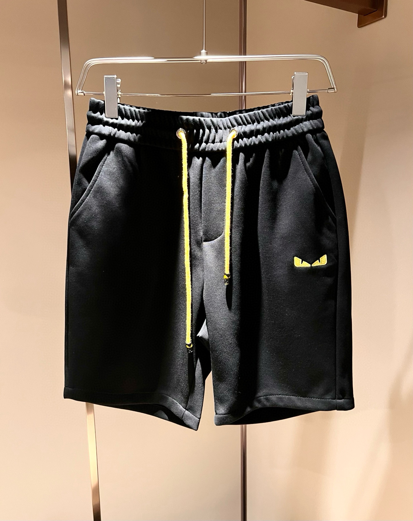 NO:451388,FEN*DI 2025 spring and summer new classic casual versatile drawstring casual shorts, trading company channel orders, FD versatile casual pants, trendy design among big brands, original exclusive pure cotton material for customer supply!  It has a wide feeling and will not soften and have a texture!  The wiring is neat and delicate, custom drawstrings at the waist, and trouser legs logo embroidery design!  It is the most fashionable to wear any top, the first choice for autumn and winter wardrobe, and one of the must-have brands in fashion trendsetter wardrobe!  Very brand recognition!  And the creation of bright devil eyes is very eye-catching!  The drawstring design is very user-friendly, and the overall versatile and beautiful!  Size M-3XL, fendi, shorts, alexander wang19860909FEN*DI芬*迪 2025春夏新款经典休闲百搭抽绳休闲短裤,贸易公司渠道订单,FD百搭休闲裤,大牌中的潮流设计,客供原版专属纯棉材质！自带挺阔感不会软塌有质感！走线工整细腻,腰部定制抽绳,裤腿logo刺绣设计！随意搭任何上衣都是最时尚的存在,秋冬衣橱首选单品,时尚弄潮儿衣柜中必备品牌之一！非常具有品牌辨识度！且亮色恶魔眼的打造,十足吸睛！抽绳的设计非常人性化,整体百搭又好看！尺码M-3XL,,fendi,shorts,alexander wang,Men's clothing