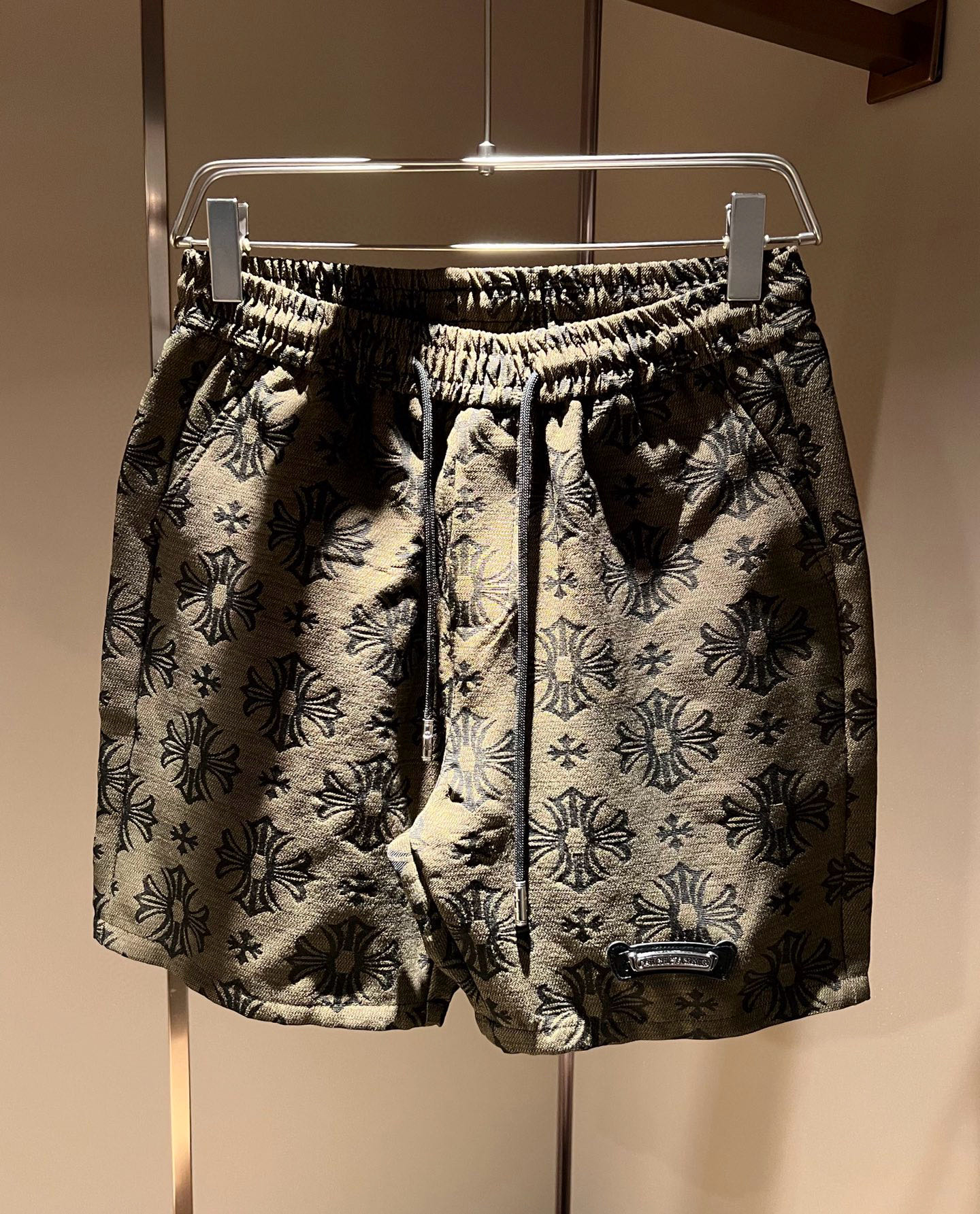 NO:451393,Chrome hear*s Ke*xin 2025 spring and summer new casual shorts!  The same style of men and women, a casual pants that you recognize from the bottom of your heart, and over time, it makes you more rare. The trendy high street king is the trendy brand Chrome hear*s Ke*xin. To be honest, wearing Croxin is very fashionable, that is, it is fashionable, and there is nothing to say on the street. Customized original washing water pure cotton material, the fabric feels great. This kind of comfort feel is really not picky on the body, the upper body is really not picky, the casual and chic taste is particularly strong, which enhances the sense of fashion and appearance. This pants are especially easy to match with various types of shoes. The recognition is where it is, the design pants leg logo design!  Strong, not easy to wear, and the details are very well-established. Size M-3XL, Chrome hearts, chrome hearts, shorts, alexander wang19860909Chrome hear*s克*心 2025春夏新款休闲短裤！男女同款一款让你从心底认可的休闲裤,并且经过时间的推移而让你更加珍稀,潮流的高街之王,那就是潮牌chrome hear*s克*心,穿克罗心的实话讲很潮了,那就是潮爆了,潮爆街头没话说.定制原版洗水纯棉材质制成,面料手感一绝,这种舒适感穿在身上,上身真心不挑人,休闲潇洒的味道特别足,提升时尚感和颜值,并且这样的裤型特别好搭配各种类型的鞋子.辨识度就在哪里,设计裤腿logo设计！韧性足,不易磨损,细节工艺非常到位.尺码M-3XL,,chrome hearts,chrome hearts,shorts,alexander wang,Men's clothing