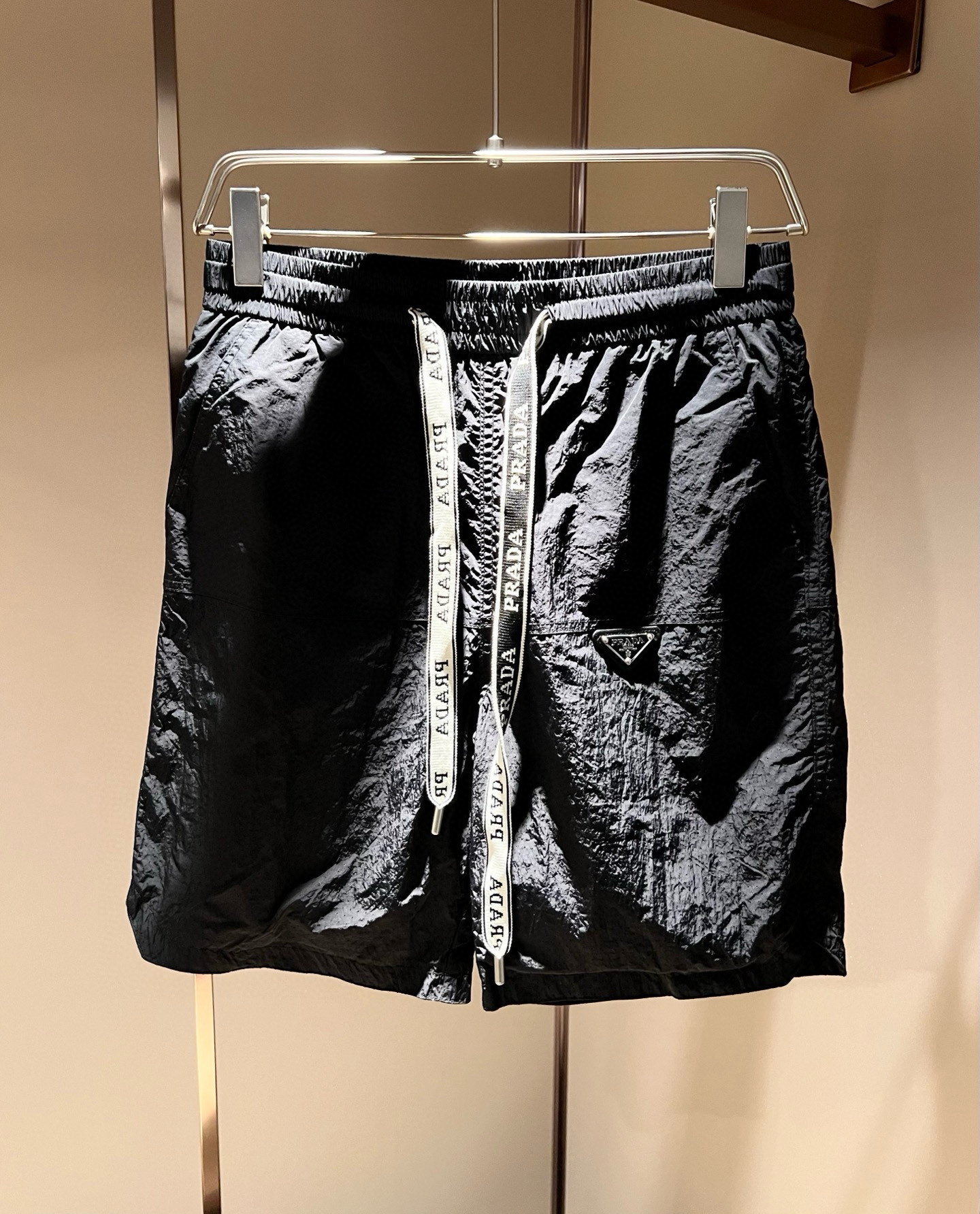 NO:451349,PRA*DA Pu*da 2025 spring and summer new men's casual shorts, a high-end quality choice... A versatile trousers that combine casual pants is also an indispensable matching tool in men's wardrobe. It is a classic style with practical wear!  The design style of the whole casual pants is simple and fashionable, which is very consistent with the low-luxury style setting, has excellent skin-friendly value, is easy to wear, and is full of detail!  Classic logo triangle logo hardware pattern design!  This trousers are made of high-quality polyester fiber fabric. The fabric is comfortable, soft and delicate, and has a good vertical feeling. It looks very textured and has a high-end charm. The first-class and exquisite style cutting, the line is delicate, smooth and neat, and the casual and casual pants look good no matter how you match it. If you like it, buy it now. Good products are not waiting for anyone!  Size M-3XL, prada, shorts, alexander wang19860909PRA*DA普*达 2025春夏新款男士休闲短裤,高端品质之选……一款休闲裤兼备的百搭裤装,也是男士衣橱里不可缺少的搭配神器,属于实穿型的经典款式！整条休闲裤的设计风格简洁时尚,非常符合低奢的风格设定,亲肤值优越,穿着方便,细节感十足！经典标识三角logo五金图案设计！此款裤装采用优质聚酯纤维面料打造而成,面料舒服,手感柔软细腻,有着很好的垂直感,看上去非常有质感,细品高级韵味十足.一流精湛的版型裁剪,走线细致平顺工整,休闲随意怎么搭配都好看的裤装,喜欢的赶紧入手吧,好货可不等人！尺码M-3XL,,prada,shorts,alexander wang,Men's clothing