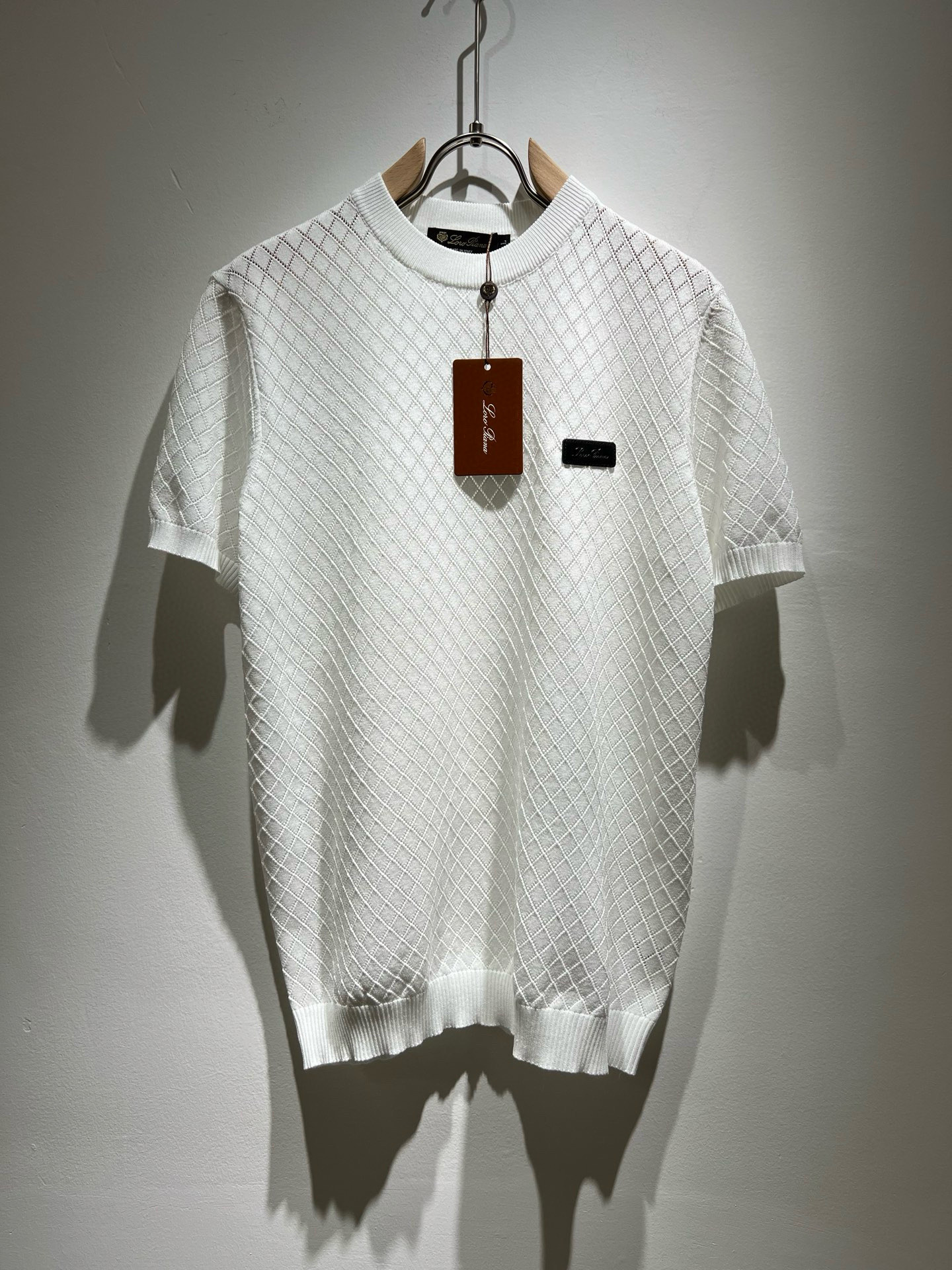 NO:451420,Loro Piana Nuoyou Pianya The latest trade order knitted short-sleeved T-shirt for men in spring and summer 2025, full quality!  !  The upper body is comfortable and breathable, not stiff, and the overall body has a rich three-dimensional feeling, quality export orders, and leather logo pattern design on the chest!  Customized exclusive knitted fabric tailoring to meet the simple needs of commuters for dressing. The upper body works well, looks slim and is not picky about the figure. The fabric workmanship is impeccable. Only good craftsmanship and good fabrics can make you feel good. It is a must-have item for everyone!  Size M-4XL, loro piana, T-shirt,tees, t-shirt,alexander wang19860909Loro Piana诺悠翩雅 2025春夏男士最新的贸易订单针织短袖T恤,全品相！！上身舒适透气,不僵硬,整体有着丰富的立体感,品质出口订单,胸前皮革logo图案设计！定制专属针织面料剪裁,满足通勤人们对于着装的简约需求,上身效果很好,显瘦,不挑剔身材.面料做工....无可挑剔,好工艺好面料才能穿出好品味一款,人手必备单品！尺码M-4XL,,loro piana,T-shirt,tees，t-shirt,alexander wang,Men's clothing