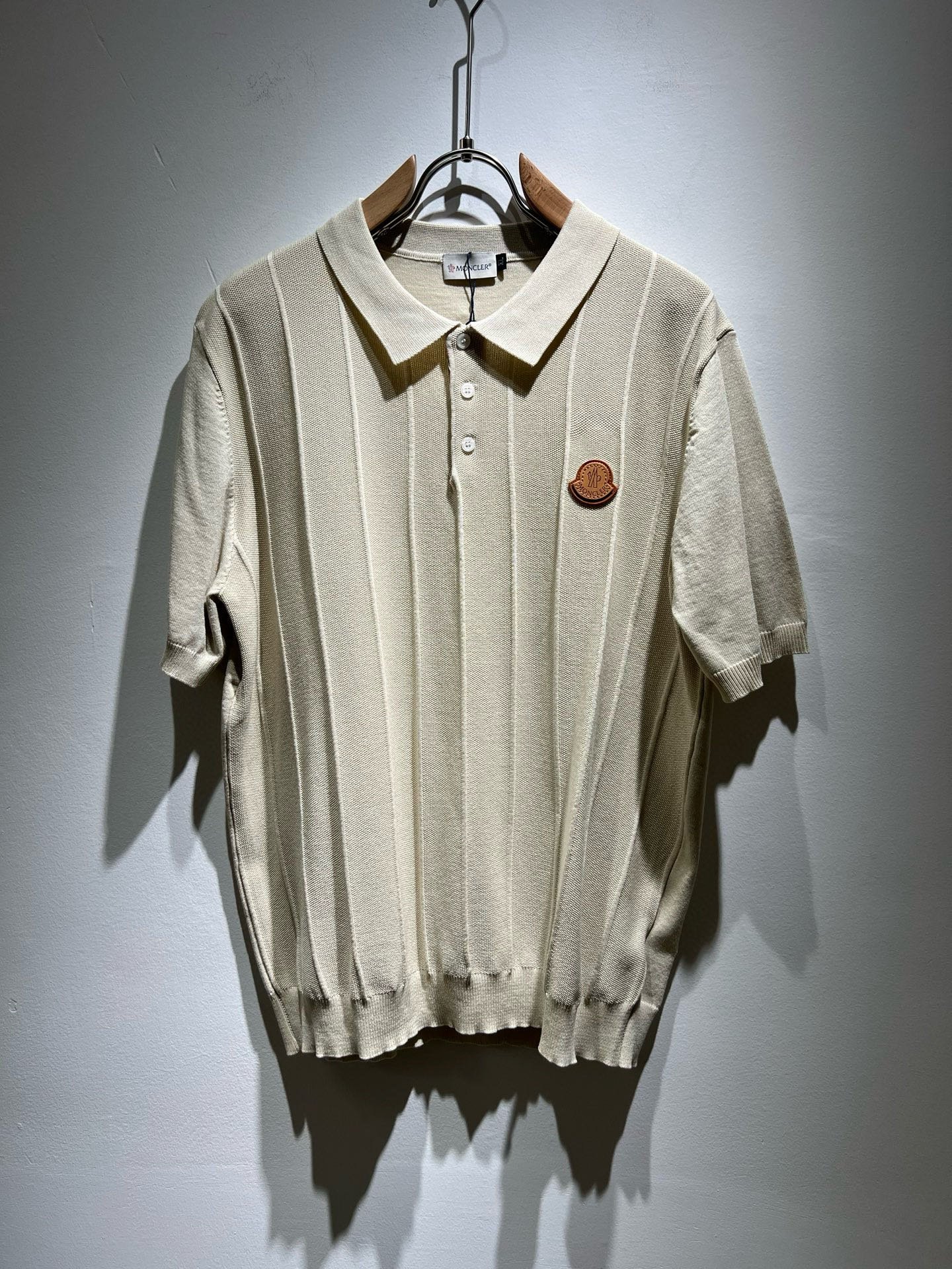 NO:451399,Moncler Mengjia The latest trade order lapel knitted short-sleeved T-shirt in spring and summer 2025, full quality!  !  Internet celebrity style!  The craftsmanship adopts a chest badge design!  The upper body is comfortable and breathable, not stiff, and the overall body has a rich three-dimensional feeling, quality export orders, and chest logo pattern badge design!  Customized knitted fabric tailoring meets the simple needs of commuters for dressing. The upper body works well, looks slim and is not picky about the figure. The fabric workmanship is impeccable. Only good craftsmanship can make you look good and tasteful. It is a must-have item for everyone!  Size M-4XL, T-shirt,tees,t-shirt,alexander wang19860909Moncler蒙家 2025春夏最新的贸易订单翻领针织短袖T恤,全品相！！网红款！工艺采用胸前徽章设计！上身舒适透气,不僵硬,整体有着丰富的立体感,品质出口订单,胸前logo图案徽章设计！定制针织面料剪裁,满足通勤人们对于着装的简约需求,上身效果很好,显瘦,不挑剔身材.面料做工....无可挑剔,好工艺好面料才能穿出好品味一款,人手必备单品！尺码M-4XL,,T-shirt,tees，t-shirt,alexander wang,Men's clothing