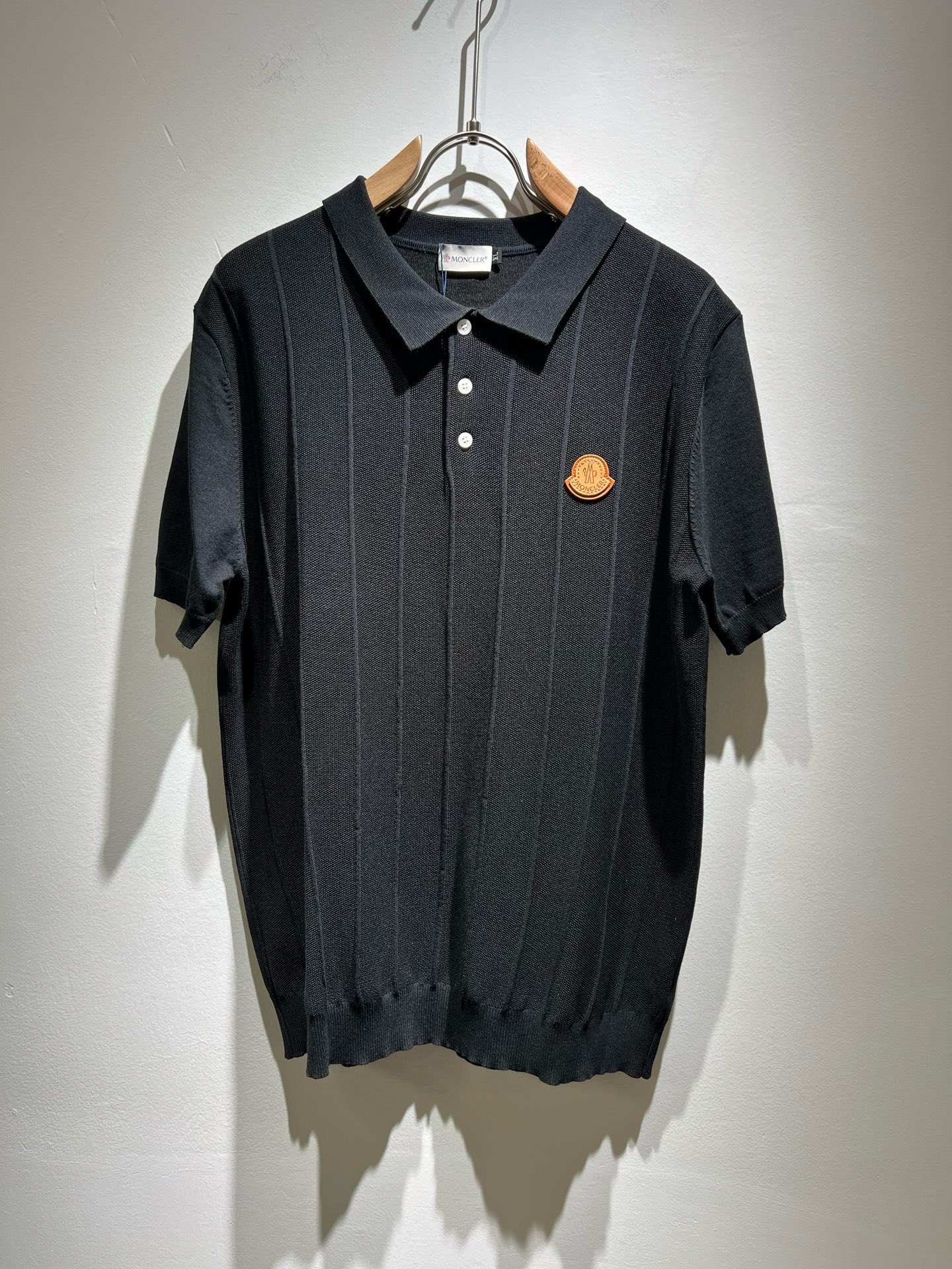 NO:451401,Moncler Mengjia The latest trade order lapel knitted short-sleeved T-shirt in spring and summer 2025, full quality!  !  Internet celebrity style!  The craftsmanship adopts a chest badge design!  The upper body is comfortable and breathable, not stiff, and the overall body has a rich three-dimensional feeling, quality export orders, and chest logo pattern badge design!  Customized knitted fabric tailoring meets the simple needs of commuters for dressing. The upper body works well, looks slim and is not picky about the figure. The fabric workmanship is impeccable. Only good craftsmanship can make you look good and tasteful. It is a must-have item for everyone!  Size M-4XL, T-shirt,tees,t-shirt,alexander wang19860909Moncler蒙家 2025春夏最新的贸易订单翻领针织短袖T恤,全品相！！网红款！工艺采用胸前徽章设计！上身舒适透气,不僵硬,整体有着丰富的立体感,品质出口订单,胸前logo图案徽章设计！定制针织面料剪裁,满足通勤人们对于着装的简约需求,上身效果很好,显瘦,不挑剔身材.面料做工....无可挑剔,好工艺好面料才能穿出好品味一款,人手必备单品！尺码M-4XL,,T-shirt,tees，t-shirt,alexander wang,Men's clothing