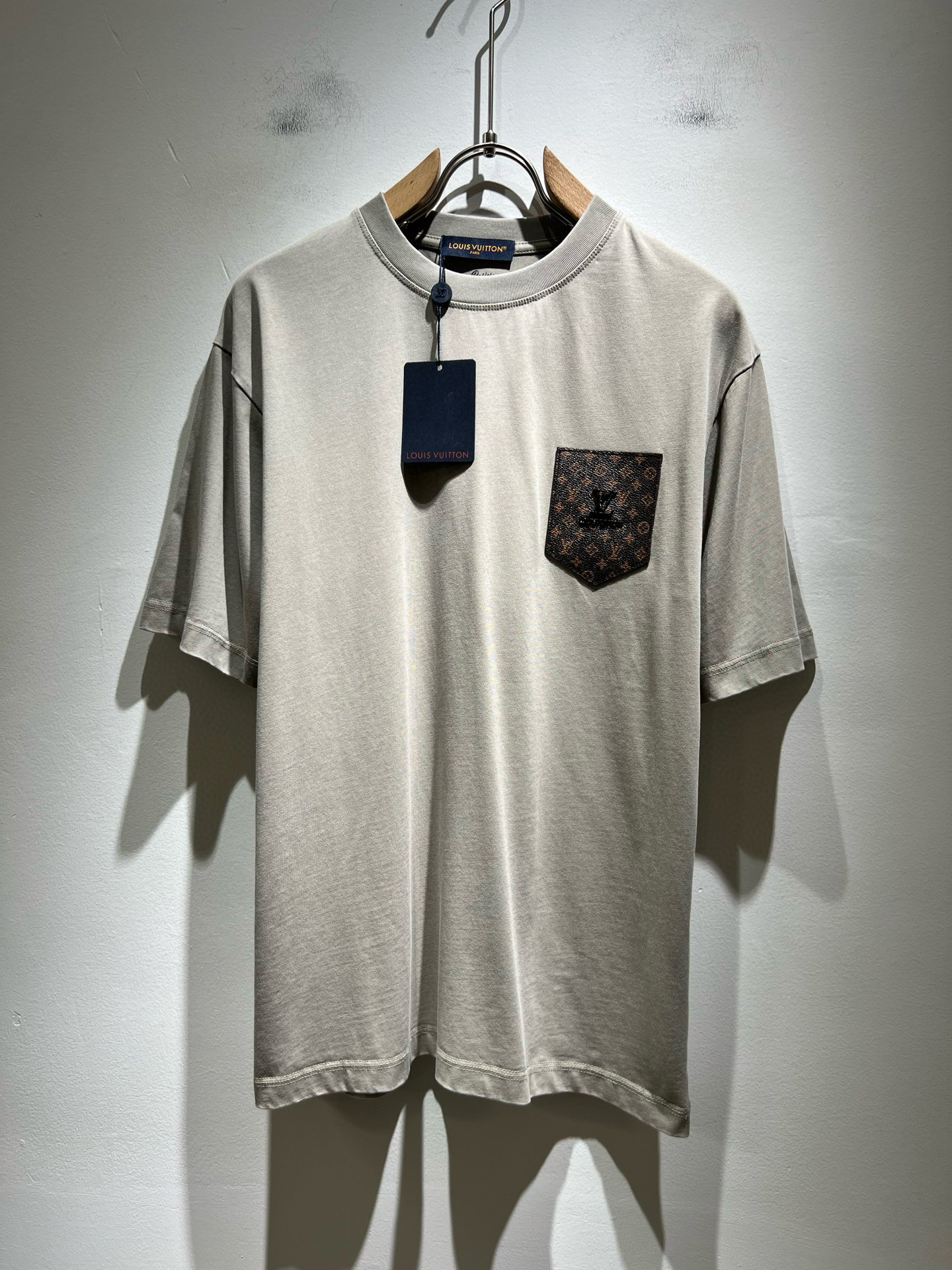 NO:451410,LouisVuitt*Louis*Deng The new series of spring and summer 2025 products are launched, a very fashionable and avant-garde short-sleeved T-shirt for men and women, with logo pattern leather decoration!  Different from the past, it declares the design concept that has been passed down for many years in the brand!  Its eye-catchingness is no less than any classic style, perfectly presenting the fashionable, high-end and luxurious feeling in front of the world!  Made of imported cotton materials, selected high-quality pure cotton fabrics, soft and soft to the touch, the real thing is definitely beyond your imagination, close to the body and breathable, even if you sweat profusely, you will not feel greasy or stuffy, and will bring sweating and moisture absorption to the extreme!  Size M-4XL, louis vuitton,louis vuitton,t-shirt,tees,t-shirt,alexander wang19860909LouisVuitt*路易*登 2025春夏全新系列单品上线,非常时髦前卫的一款男女同款短袖T恤,标识logo图案皮革修饰！区别于以往的不同,宣示品牌传承多年的设计理念！其吸睛度完全不亚于任何经典款式,将时髦高级感与奢华感完美呈现在世人眼前！客供进口全棉材质制成,精选优质纯棉面料,触感软糯亲肤细腻,实物到手绝对超乎你的想象,贴身无比舒适透气,即便是汗流浃背也不会有腻身及闷热感可言,将排汗吸湿性发挥到了极致！尺码M-4XL,,louis vuitton,louis vuitton,T-shirt,tees，t-shirt,alexander wang,Men's clothing