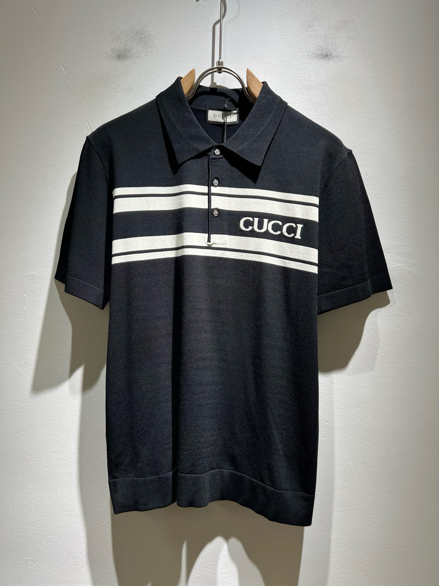 NO:458869,GUC*I Gujia's new spring and summer 2025 Yilite short-sleeved Polo shirt has been released in trading companies and is released on the official website at the same time!  G family spring and summer series couples are online, chest crochet logo design!  The fabric is breathable and has a certain sense of self-weight. Customized original imported top Yilit fabric!  It is breathable and comfortable to wear with close body, beautiful colors, eye-catching and fashionable. The unique patterns can definitely make you outstanding among the crowd!  The upper body effect is age-reducing and versatile. It can easily get daily casual outfits for both men and women!  Size M-3XL, gucci, gucci, gucci, T-shirt, alexander wang19860909GUC*I 古家2025春夏新款伊力特短袖Polo衫,贸易公司渠道稀出,同步官网发售！G家春夏系列情侣上线,胸前钩织logo设计！面料透气有一定的自重感,定制原版进口顶级伊力特面料！贴身穿着透气亲肤舒适,色彩靓丽、吸睛时髦度爆棚,与众不同的图案绝对可以让你在人群中出彩万分！上身效果减龄又百搭,轻松Get起日常休闲穿搭,男女皆可轻松驾驭！尺码M-3XL,,gucci,gucci,gucci,T-shirt,alexander wang,Men's clothing