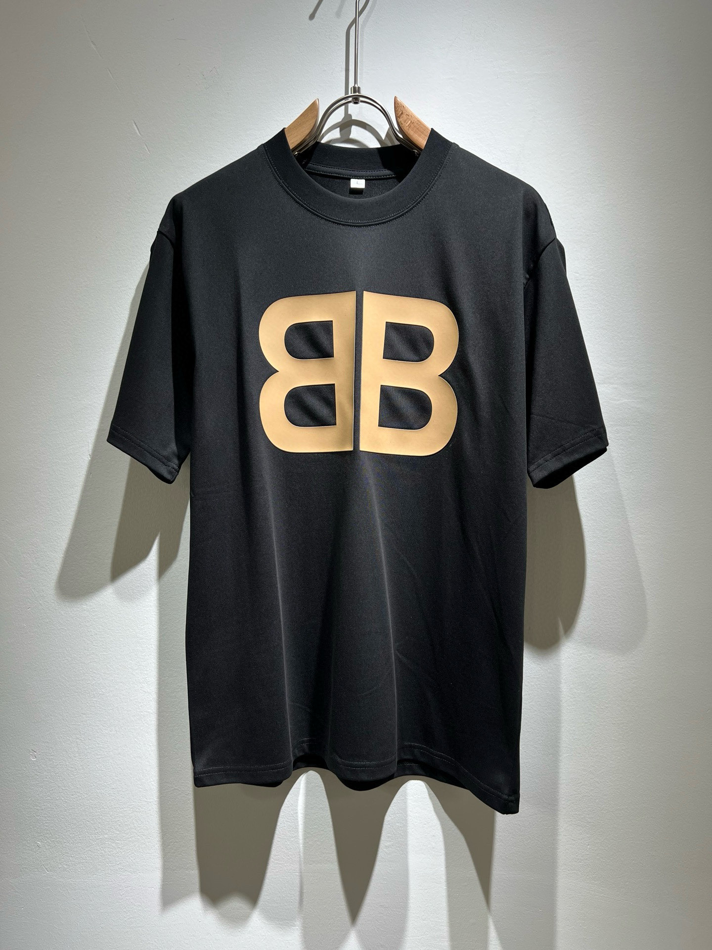 NO:451396,BALENCI*GA Paris* Home 2025 Spring and Summer New Men and Women's Same Short-Sleeve T-shirt!  Fashionable casual short-sleeved T-shirt with catwalk pattern prints!  Design logo glue pressing design!  The most designed and selected customer-supplied 260g pure cotton fabric, which feels soft and skin-friendly, is comfortable and breathable, and you can’t picky about the real thing!  Loose, small, shoulder-dead round neck cut, genderless couple mixed styles, opening up a new fashion charm!  Differentiate the market version of the high-end custom series!  Size M-4XL, balenciaga, T-shirt,tees, t-shirt,alexander wang19860909BALENCI*GA巴黎*家 2025春夏新款男女同款短袖T恤！走秀图案印花时尚休闲短袖T恤衫！设计logo压胶设计！极具设计精选客供260g纯棉面料,手感柔软亲肤,着身舒适透气性都无法挑剔,实物绝对会让你爱不释手！宽松小落肩的圆领版型裁剪,无性别主义的情侣混穿款式,打开全新的时装新韵味！区别市场版本高定系列！尺码M-4XL,,balenciaga,T-shirt,tees，t-shirt,alexander wang,Men's clothing