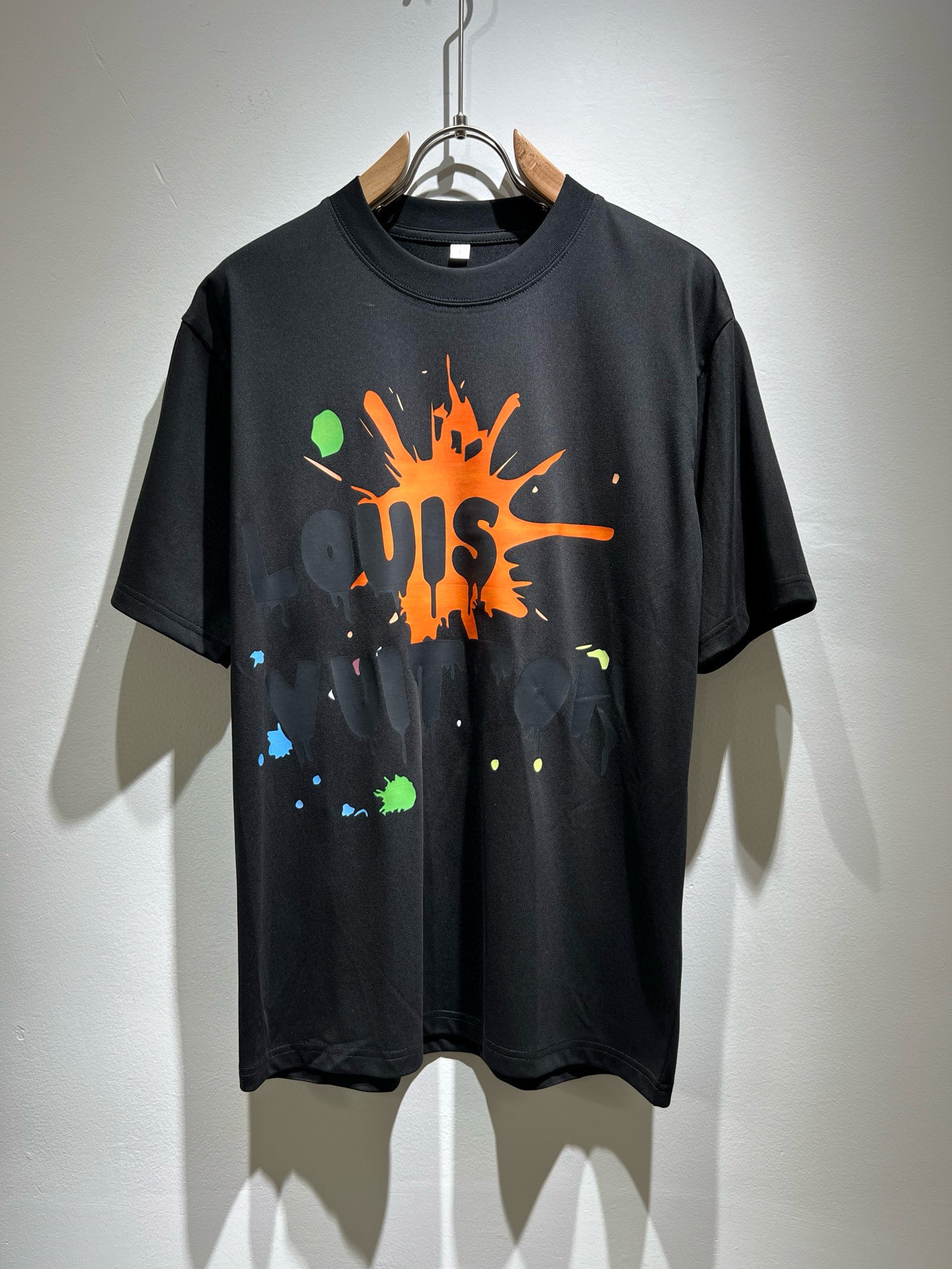 NO:451405,LouisVuitt*Louis*Deng The new series of spring and summer 2025 products are launched, a very fashionable and avant-garde short-sleeved T-shirt for men and women, with logo logo pattern and printing decoration!  Different from the past, it declares the design concept that has been passed down for many years in the brand!  Its eye-catchingness is no less than any classic style, perfectly presenting the fashionable, high-end and luxurious feeling in front of the world!  Made of imported cotton materials, selected high-quality pure cotton fabrics, soft and soft to the touch, the real thing is definitely beyond your imagination, close to the body and breathable, even if you sweat profusely, you will not feel greasy or stuffy, and will bring sweating and moisture absorption to the extreme!  Size M-4XL, louis vuitton,louis vuitton,t-shirt,tees,t-shirt,alexander wang19860909LouisVuitt*路易*登 2025春夏全新系列单品上线,非常时髦前卫的一款男女同款短袖T恤,标识logo图案印花修饰！区别于以往的不同,宣示品牌传承多年的设计理念！其吸睛度完全不亚于任何经典款式,将时髦高级感与奢华感完美呈现在世人眼前！客供进口全棉材质制成,精选优质纯棉面料,触感软糯亲肤细腻,实物到手绝对超乎你的想象,贴身无比舒适透气,即便是汗流浃背也不会有腻身及闷热感可言,将排汗吸湿性发挥到了极致！尺码M-4XL,,louis vuitton,louis vuitton,T-shirt,tees，t-shirt,alexander wang,Men's clothing