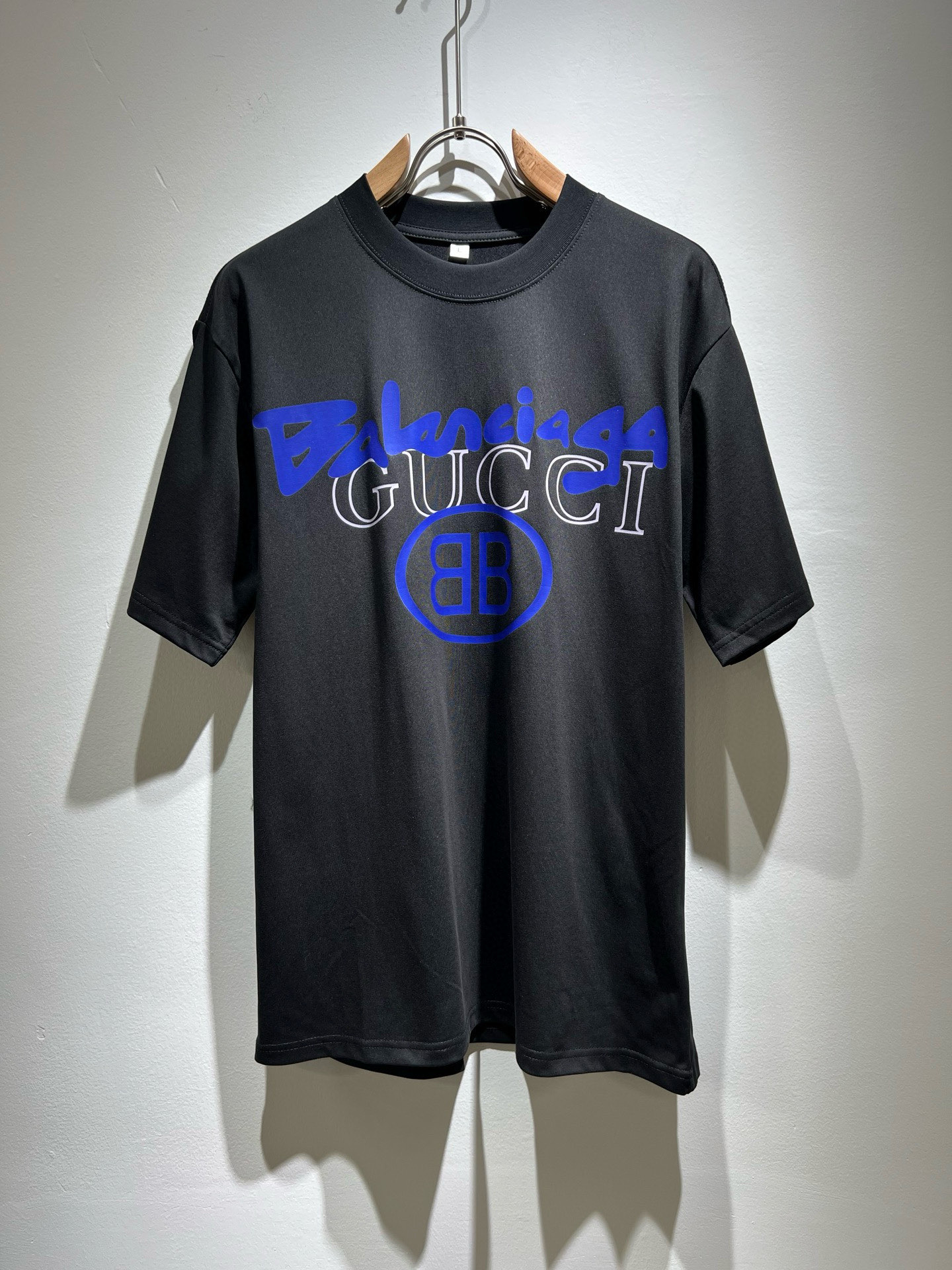 NO:451425,BALENCI*GA Paris* Home Co-branded Guc2025 Spring and Summer New Men and Women's Same Short-sleeved T-shirt!  Fashionable casual short-sleeved T-shirt with catwalk pattern prints!  Design logo printing design!  The most designed and selected customer-supplied 260g pure cotton fabric, which feels soft and skin-friendly, is comfortable and breathable, and you can’t picky about the real thing!  Loose, small, shoulder-dead round neck cut, genderless couple mixed styles, opening up a new fashion charm!  Differentiate the market version of the high-end custom series!  Size M-4XL, balenciaga,gucci,T-shirt,tees,t-shirt,alexander wang19860909BALENCI*GA巴黎*家 联名Guc2025春夏新款男女同款短袖T恤！走秀图案印花时尚休闲短袖T恤衫！设计logo印花设计！极具设计精选客供260g纯棉面料,手感柔软亲肤,着身舒适透气性都无法挑剔,实物绝对会让你爱不释手！宽松小落肩的圆领版型裁剪,无性别主义的情侣混穿款式,打开全新的时装新韵味！区别市场版本高定系列！尺码M-4XL,,balenciaga,gucci,T-shirt,tees，t-shirt,alexander wang,Men's clothing