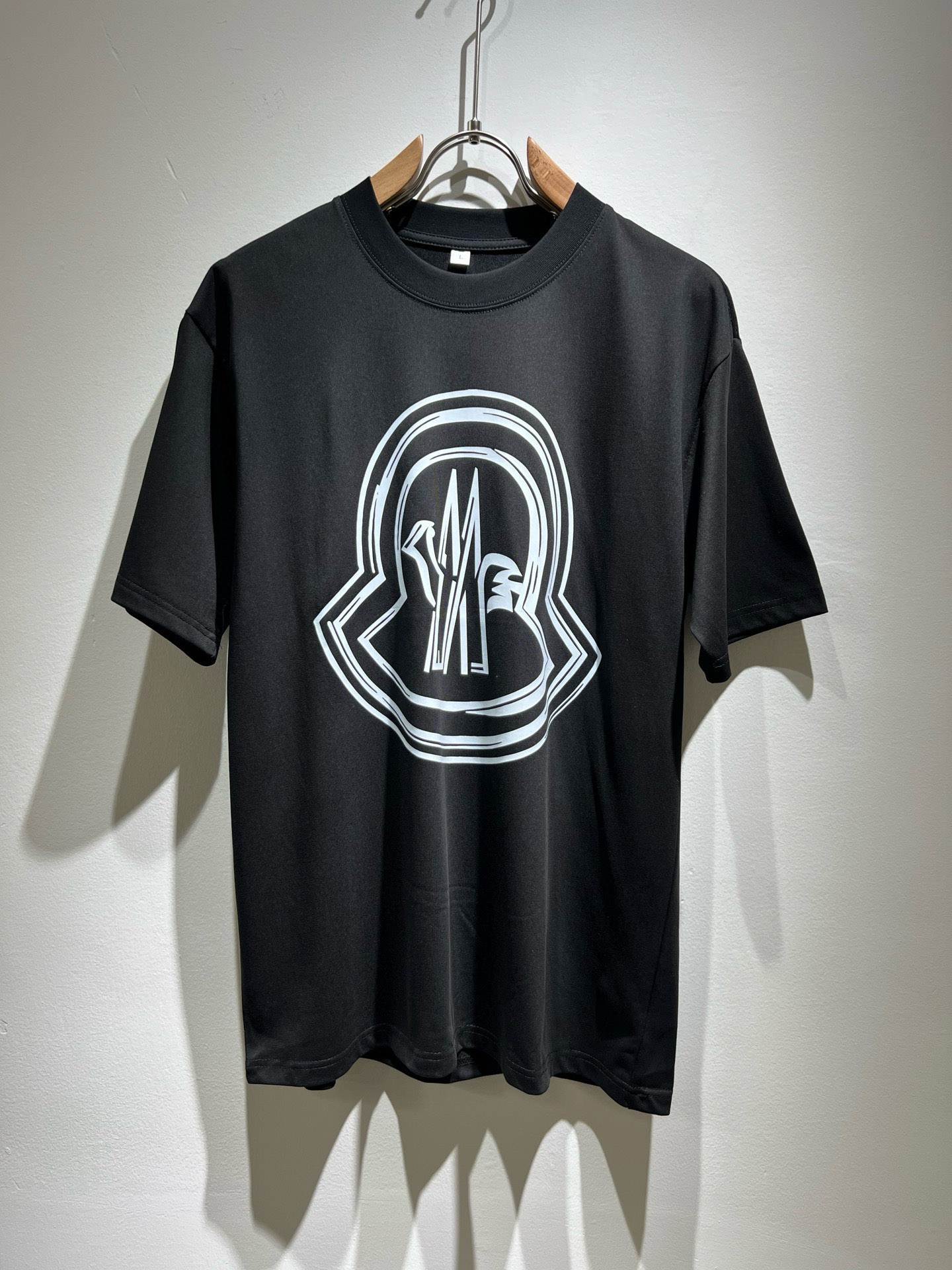 NO:451415,Moncler Mengjia 2025 Spring and Summer Men and Women's Same Style Couple Style Latest Trade Order Short-Sleeve T-shirt, Full Quality!  !  Internet celebrity style!  Designed with logo pattern!  The upper body is comfortable and breathable, not stiff, and the overall three-dimensional feeling is rich. Quality export orders, customized exclusive pure cotton fabric tailoring to meet the simple needs of commuters for dressing. The upper body is very effective, slim and not picky about the figure. The fabric workmanship... Improper, only good craftsmanship can make you feel good and tasteful. A must-have item for everyone!  Size M-4XL, T-shirt,tees,t-shirt,alexander wang19860909Moncler蒙家 2025春夏男女同款情侣款最新的贸易订单短袖T恤,全品相！！网红款！采用logo图案印花设计！上身舒适透气,不僵硬,整体有着丰富的立体感,品质出口订单,定制专属纯棉面料剪裁,满足通勤人们对于着装的简约需求,上身效果很好,显瘦,不挑剔身材.面料做工....无可挑剔,好工艺好面料才能穿出好品味一款,人手必备单品！尺码M-4XL,,T-shirt,tees，t-shirt,alexander wang,Men's clothing