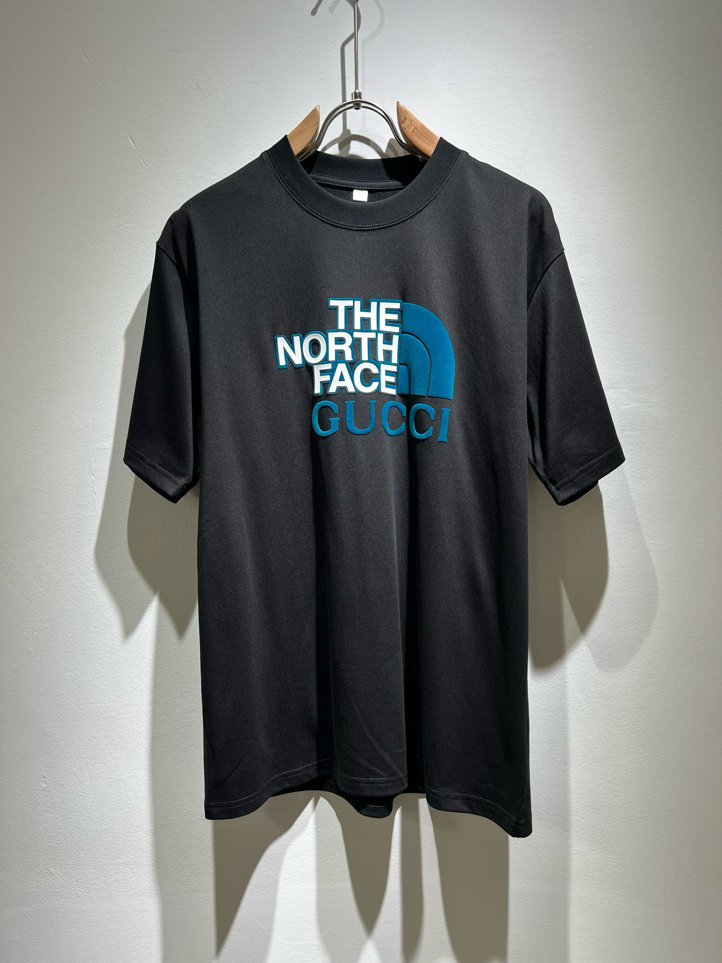 NO:453014,GUC*I Gujia x TNF co-branded series!  The 2025 spring and summer versatile short-sleeved T-shirts with men and women will be launched!  As a classic style of the G family collided with the north, the style of this style can be said to be perfect, with the logo design on the chest, the logo pattern is velvet-shaped!  Design order dyeing and washing fabric!  The upper body effect is naturally excellent, casual and versatile, and full of temperament. It perfectly demonstrates the charm of the two major brands. It gives people a very shocking and strong visual impact. When high-end collisions with top performance, this is a perfect combination of quality and beauty!  The texture and texture are super excellent and soft. The texture of pure cotton is clear, smooth and delicate in touch, soft in touch, comfortable and natural on the upper body, classic and versatile, so you can experience it!  Size M-4XL, gucci, gucci, gucci, The North Face, T-shirt, tees, t-shirt, alexander wang19860909GUC*I古家x TNF联名系列！2025春夏百搭男女同款短袖T恤重磅联名系列登场！作为高奢潮牌的G家碰撞北面的经典款式,此款的风格可以说是完美无缺,胸前logo设计联名logo图案压绒修饰！设计订染洗水面料！上身效果自然也是出色,休闲百搭,气质感爆棚的一种设计,将两大品牌的魅力所完美的彰显.给人是一种极为震撼极为强烈的视觉冲击感,当高奢碰撞顶级性能,这是一场质与美的完美结合！质感与纹理都是超级的出色柔和.纯棉质地纹理清晰,在触感上柔滑细腻,手感柔和,上身舒适自然,经典又百搭,体验起来吧！尺码M-4XL,,gucci,gucci,gucci,The North Face,T-shirt,tees，t-shirt,alexander wang,Men's clothing