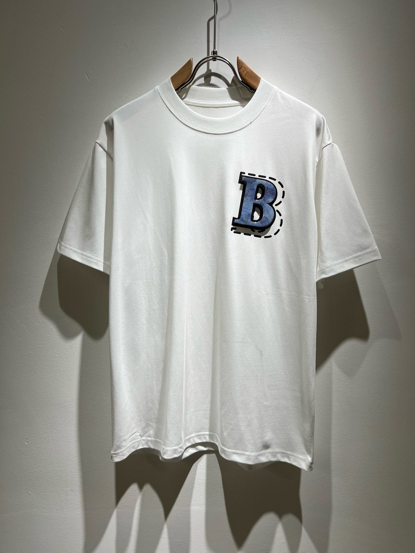 NO:451386,BURBER*Y Ba*li's new spring and summer 2025 short-sleeved T-shirt for men and women, is coming, and is made of a popular environmentally friendly pure cotton fabric recently. It is a high-end outdoor sports and leisure series, which is very popular in sports!  BUR's latest special material, logo pattern glue pressing design!  Fabric is also called memory cloth, which refers to fabrics with morphological memory functions. It instantly kills all versions on the market. It can only be said that it is not a level at all. Whether it is material, detail restoration and craftsmanship, you are not afraid of any challenges. Just to contribute wonderful products to everyone. As always, it is consistent. A style that implements the core concept of BUR will be closely tied to fashion, always maintaining perfection, a simple but not simple design style that perfectly meets the outfit you need in daily life. Size: M-4XL, burberry, T-shirt, tees, t-shirt, alexander wang19860909BURBER*Y巴*莉2025春夏新品男女同款短袖T恤,重磅来袭,最近比较火热的环保纯棉面料制作而成,高端户外运动休闲系列,非常火热运动风潮！BUR最新研发的特殊材质,标志logo图案压胶设计！面料也叫记忆布,是指具有形态记忆功能的面料,秒杀市面上一切版本,只能说根本就不是一个级别的存在,不管是材质还是细节还原度以及工艺制作方面,不惧任何挑战,只为给大家奉献绝妙产物一如既往,始终如一,贯彻了BUR核心理念的一个款式将与时尚紧紧的捆绑在一起,时刻保持完美,简约而不简单的的设计风格,完美的满足了你日常所需要的穿搭.尺码:M-4XL,,burberry,T-shirt,tees，t-shirt,alexander wang,Men's clothing