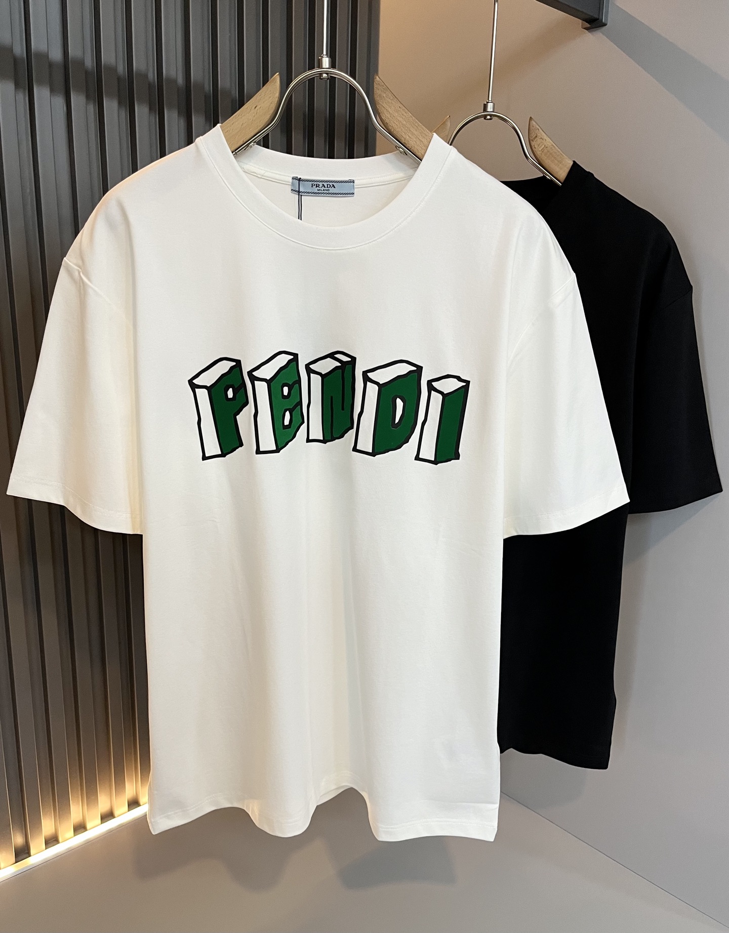 NO:461218,FEN*I FEN*Di's new spring and summer 2025 FD family FF men and women short-sleeved T-shirt, versatile and minimalist short-sleeved shirts for men and women. Original Italian orders, popular FD family items, simple and pure colors. The FD family's enduring iconic products, high-quality products with full representation and full specifications, and high-quality products that all FD fans are worth buying!  Pure Yidian channel orders, high-end and popular products from the FD family, very popular items at the moment, and iconic letter logo pattern velvet modification!  High-end goods worth keeping and giving away to others!  It is trendy and beautiful, with a full sense of trendy atmosphere, and has a very high level and specifications. It uses a very classic black and white color combination, giving people a strong visual impact and has a very high recognition. It is top-quality exclusive pure cotton fabric, created with a soft, delicate and comfortable touch, and has a very high-end and classy appearance!  Perfectly interprets the charm of the brand and leaves a deep impression. It is more fashionable and charming. It has simple, elegant and fashionable upper body, and is even more stressful for outfits!  The inner wear alone is very delicious and beautiful scenery that cannot be ignored!  Size M-3XL, fendi,dior,T-shirt,tees,t-shirt,alexander wang19860909FEN*I 芬*迪2025春夏新款FD家族FF男女同款短袖T恤,男女同款百搭极简短袖.意大利原厂订单,FD家族人气单品,简约纯色系打造.FD家族经久不衰的标志性臻品,代表性十足,规格感十足的精品,所有FD粉丝都值得抢购的精品！纯正意代渠道订单,FD家族的高奢人气爆款产物,当下十分火爆的单品,标志性字母logo图案压绒修饰！值得自留和送人的高端货！新潮又好看,潮流气息感十足,档次规格感极高,并且采用十分经典的的黑白双色搭配,给人的视觉冲击感相当强烈,有着极高的辨识度,顶级专属纯棉面料,打造,触感柔软细腻舒适,品相相当高级有档次！完美诠释品牌魅力,给人留下深刻印象.更具时尚与韵味,上身简约大方时尚,对于穿搭更是毫无压力！单穿内搭都极有味道,不可忽视的靓丽风景线！ 尺码M-3XL,,fendi,dior,T-shirt,tees，t-shirt,alexander wang,Men's clothing