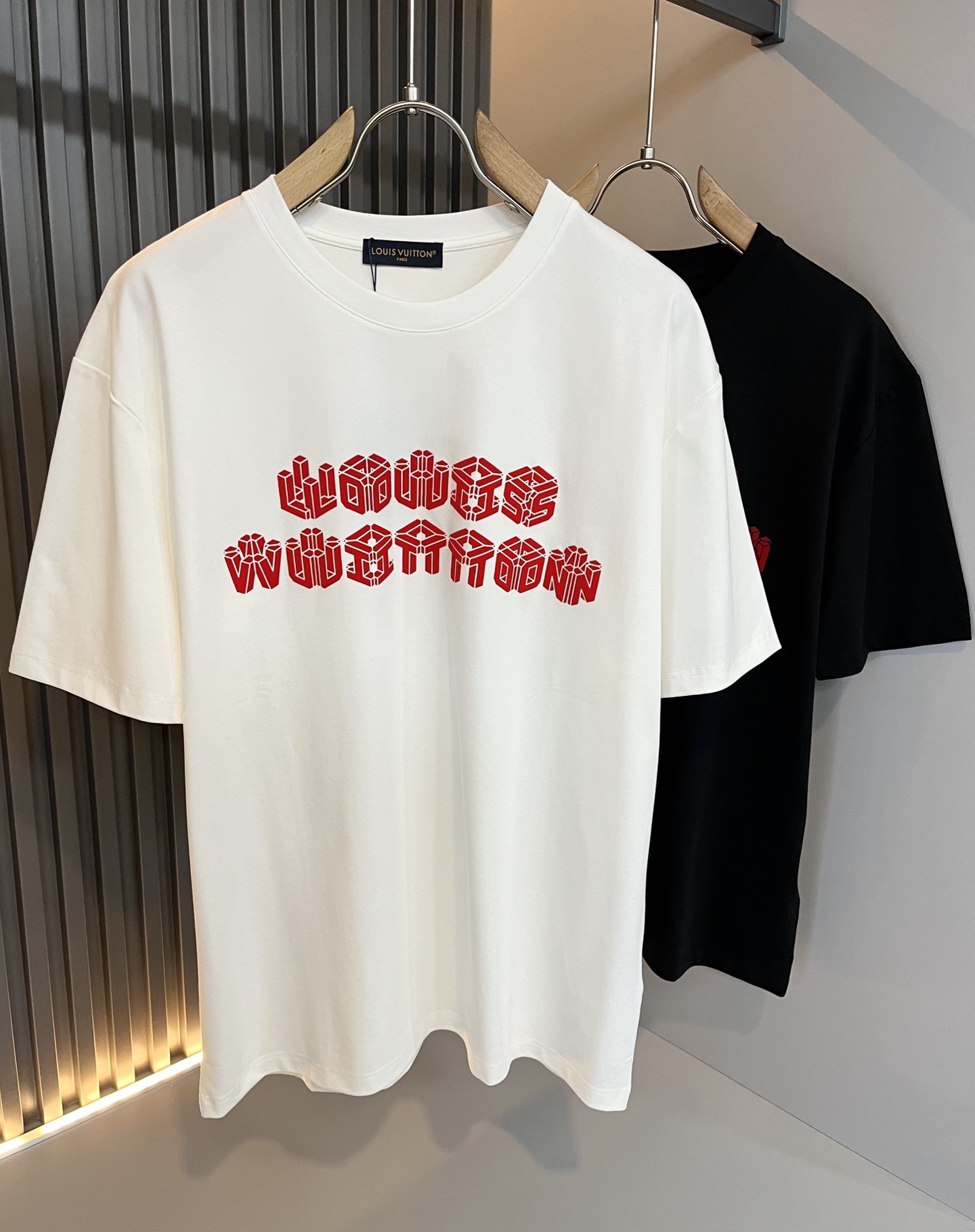 NO:452996,LouisVuitt*Louis*Deng The new series of spring and summer 2025 products are launched, a very fashionable and avant-garde short-sleeved T-shirt for men and women, with logo pattern velvet modification!  Different from the past, it declares the design concept of brand inheritance!  Its eye-catchingness is no less than any classic style, perfectly presenting the fashionable, high-end and luxurious feeling in front of the world!  Made of imported 260 grams of cotton, selected high-quality pure cotton fabrics, soft and soft to the touch, the real thing is definitely beyond your imagination, close to the body and breathable, even if you sweat profusely, you will not feel greasy or stuffy, and will bring sweating and moisture absorption to the extreme!  Size M-3XL, louis vuitton,louis vuitton,t-shirt,tees,t-shirt,alexander wang19860909LouisVuitt*路易*登 2025春夏全新系列单品上线,非常时髦前卫的一款男女同款短袖T恤,标识logo图案压绒修饰！区别于以往的不同,宣示品牌传承的设计理念！其吸睛度完全不亚于任何经典款式,将时髦高级感与奢华感完美呈现在世人眼前！客供进口260克全棉材质制成,精选优质纯棉面料,触感软糯亲肤细腻,实物到手绝对超乎你的想象,贴身无比舒适透气,即便是汗流浃背也不会有腻身及闷热感可言,将排汗吸湿性发挥到了极致！尺码M-3XL,,louis vuitton,louis vuitton,T-shirt,tees，t-shirt,alexander wang,Men's clothing