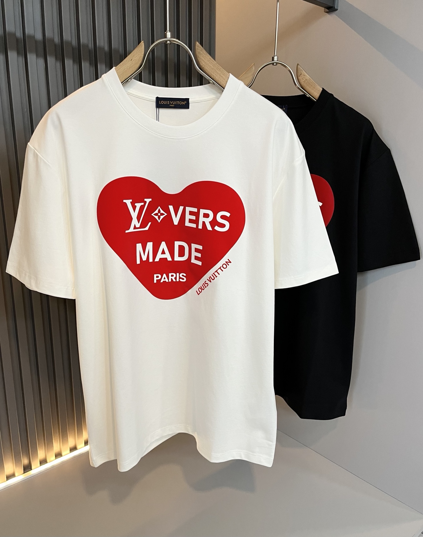 NO:461225,LouisVuitt*Louis*Deng The new series of spring and summer 2025 products are launched, a very fashionable and avant-garde short-sleeved T-shirt for men and women, with logo pattern velvet modification!  Different from the past, it declares the design concept of brand inheritance!  Its eye-catchingness is no less than any classic style, perfectly presenting the fashionable, high-end and luxurious feeling in front of the world!  Made of imported 260 grams of cotton, selected high-quality pure cotton fabrics, soft and soft to the touch, the real thing is definitely beyond your imagination, close to the body and breathable, even if you sweat profusely, you will not feel greasy or stuffy, and will bring sweating and moisture absorption to the extreme!  Size M-3XL, louis vuitton,louis vuitton,t-shirt,tees,t-shirt,alexander wang19860909LouisVuitt*路易*登 2025春夏全新系列单品上线,非常时髦前卫的一款男女同款短袖T恤,标识logo图案压绒修饰！区别于以往的不同,宣示品牌传承的设计理念！其吸睛度完全不亚于任何经典款式,将时髦高级感与奢华感完美呈现在世人眼前！客供进口260克全棉材质制成,精选优质纯棉面料,触感软糯亲肤细腻,实物到手绝对超乎你的想象,贴身无比舒适透气,即便是汗流浃背也不会有腻身及闷热感可言,将排汗吸湿性发挥到了极致！尺码M-3XL,,louis vuitton,louis vuitton,T-shirt,tees，t-shirt,alexander wang,Men's clothing