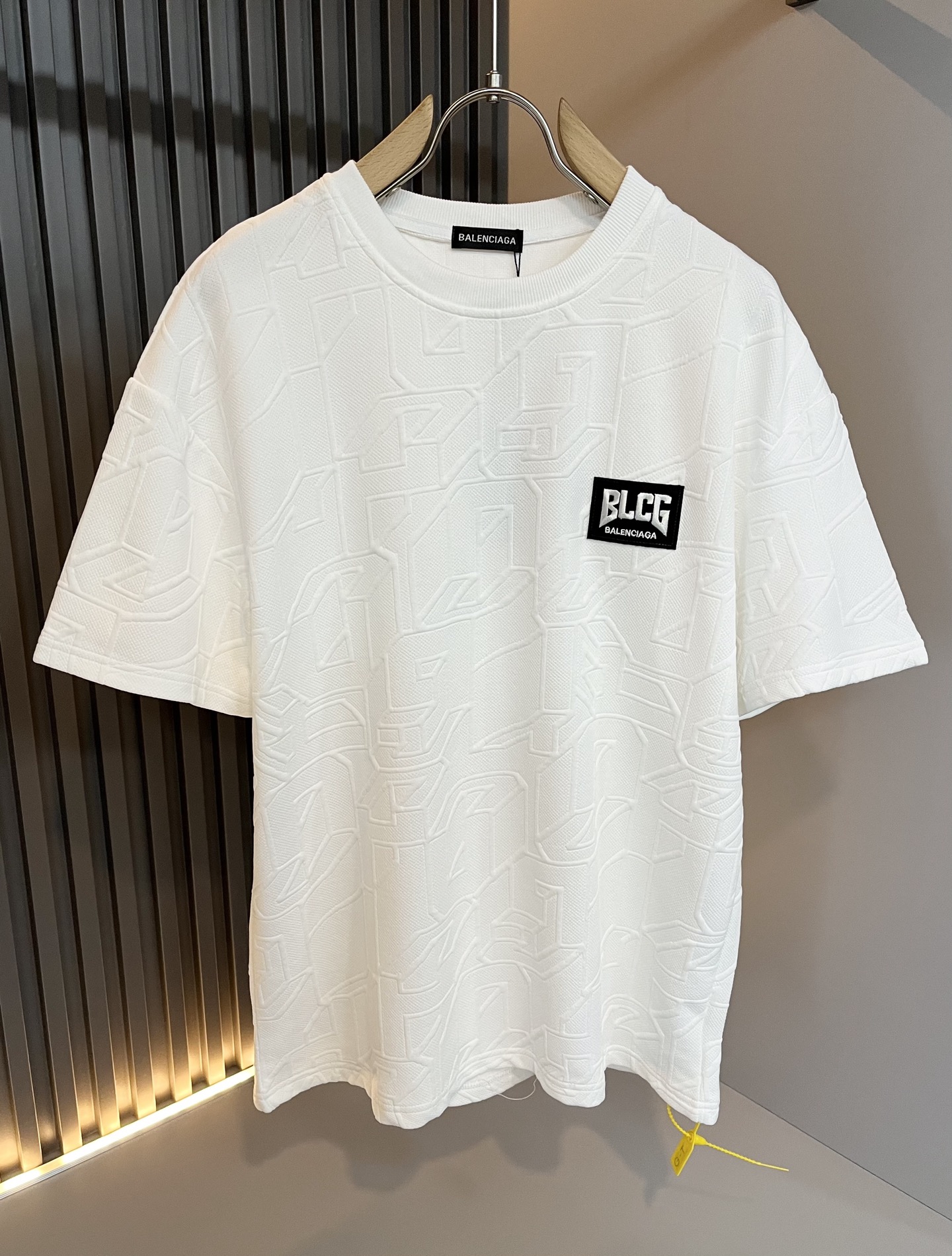 NO:452956,BALENCIA* Paris* Home 2025 Spring and Summer Latest Casual Set, Embroidery Logo Design for Men and Women!  Trading companies have sparse channels and are released on the official website at the same time!  Basically, it will have its back every season, and I look forward to the performances of all trendy men and women!  This model is made of top-grade pure cotton washing water materials!  It is hard to pick on whether it is skin-friendly or breathable when worn in close-fitting!  The upper body looks very white and supports the complexion of the skin!  Loose style cut, both men and women can easily match your own fashionable and high-end outfit!  Size M-4XL, balenciaga, alexander wang19860909BALENCIA*巴黎*家 2025春夏最新款休闲套装,男女同款刺绣logo设计！贸易公司渠道稀出,同步官网发售！基本每一季都会有它的背影所在,期待着所有潮男潮女们的演绎！此款选用客供顶级纯棉洗水材质打造！贴身穿着亲肤感与透气性都无法挑剔！上身非常的显白承托肤色！宽松版型裁剪,无论男女皆可轻松搭配出属于自我的时尚高级穿搭！尺码M-4XL,,balenciaga,alexander wang,Men's clothing