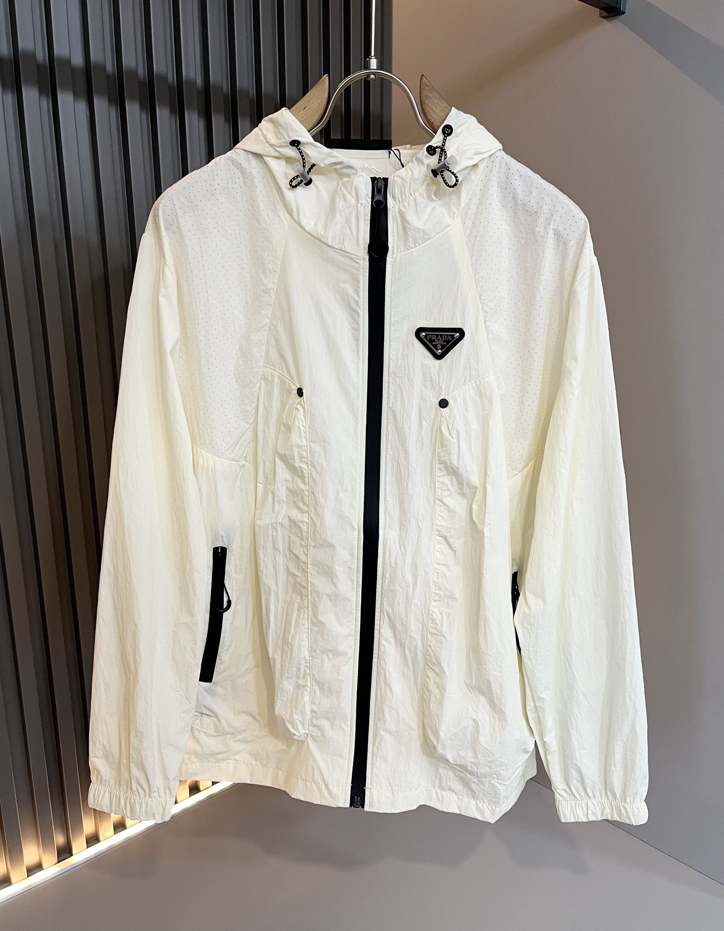 NO:452966,PRAD*A Pu*da 2025 spring and summer new casual set, the latest model is exclusively available on the entire network!  !  ~ It is classic and fashionable and versatile, who doesn’t like it? It will show the classic again. It is very pleasing to the eye and comes with a low luxury halo and recognition!  Pr*da's traditional brand concept and modern advanced technology are perfectly combined. Coupled with the extremely modern and modern minimalist design, P-family exclusive logo hardware design!  Customized 100% imported polyester fiber fabric!  The texture of this model is quite touching, the specifications and grades are known with tentacles. The degree of delicateness and breathability are top-notch!  Size S-4XL, prada, alexander wang19860909PRAD*A普*达 2025春夏新款休闲套装,最新款全网独家首上！！~既经典有时尚百搭,谁不爱啊,将经典再次展现,非常的耐看,自带低奢光环与辨识度！Pr*da传统的品牌理念和现代化的先进技术进行了完美结合.加上极其现代摩登风范的简约设计,p家专属logo五金设计！定制百分百进口聚酯纤维面料！此款的质感相当感人 触手便知规格档次 细腻程度与透气效果堪称顶级！尺码S-4XL,,prada,alexander wang,Men's clothing