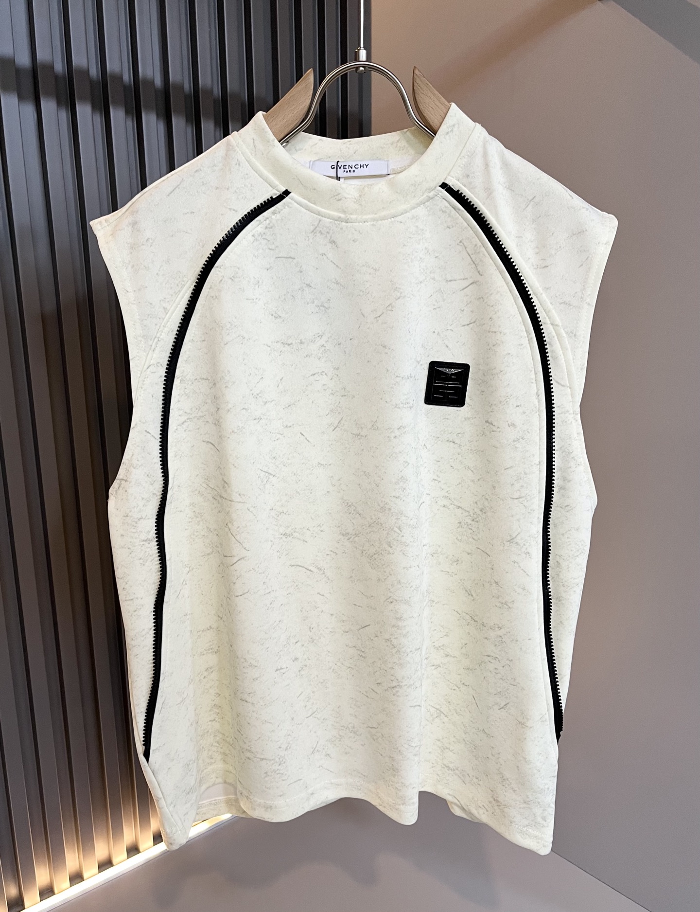 NO:452986,Giv*chy/Ji*xi The latest fashionable casual suits for spring and summer 2025, trading company channels are rare, and the official website is released simultaneously. The most anticipated high-quality products are coming, making you feel what real high luxury is and connotation! It is made of professional customized pure cotton fabric, with neat and smooth surface and shiny texture, and the texture is obvious through the screen. The upper body is comfortable, light and not stuffy, and the exquisite logo design!  Perfectly enhance the overall sense of luxury and class, and the high-end luxury atmosphere can be obtained at a glance! The upper body is versatile and simple, and it is easy to deal with various occasions and environments. It is undoubtedly a must-have item for daily commuting! Size M-4XL, alexander wang19860909Giv*chy/纪*希 2025春夏休闲最新时尚休闲套装,贸易公司渠道稀出,同步官网发售,男神最为期待的精品狠货重磅来袭,让你感受到什么叫真正的高奢有内涵!选用了专业定制纯棉面料制成,表面整洁光滑且富有光泽,质感透过屏幕都显而易 见,上身舒适轻盈不闷热,精致logo设计！完美提升了整体的奢华档次感,一眼就能Get到的高端奢华气息!上身百搭简约不挑人,轻松应对各种场合与环境,属于日常通勤必备的臻品无疑! 尺码M-4XL,,alexander wang,Men's clothing