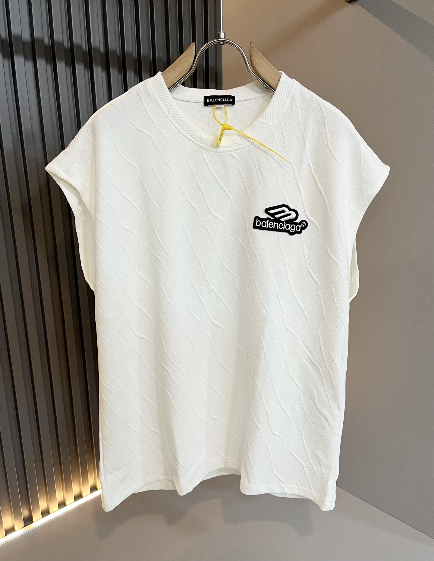 NO:452950,BALENCIA* Paris* Home 2025 Spring and Summer Latest Casual Set, Embroidery Logo Design for Men and Women!  Trading companies have sparse channels and are released on the official website at the same time!  Basically, it will have its back every season, and I look forward to the performances of all trendy men and women!  This model is made of top-grade pure cotton washing water materials!  It is hard to pick on whether it is skin-friendly or breathable when worn in close-fitting!  The upper body looks very white and supports the complexion of the skin!  Loose style cut, both men and women can easily match your own fashionable and high-end outfit!  Size M-4XL, balenciaga, alexander wang19860909BALENCIA*巴黎*家 2025春夏最新款休闲套装,男女同款刺绣logo设计！贸易公司渠道稀出,同步官网发售！基本每一季都会有它的背影所在,期待着所有潮男潮女们的演绎！此款选用客供顶级纯棉洗水材质打造！贴身穿着亲肤感与透气性都无法挑剔！上身非常的显白承托肤色！宽松版型裁剪,无论男女皆可轻松搭配出属于自我的时尚高级穿搭！尺码M-4XL,,balenciaga,alexander wang,Men's clothing