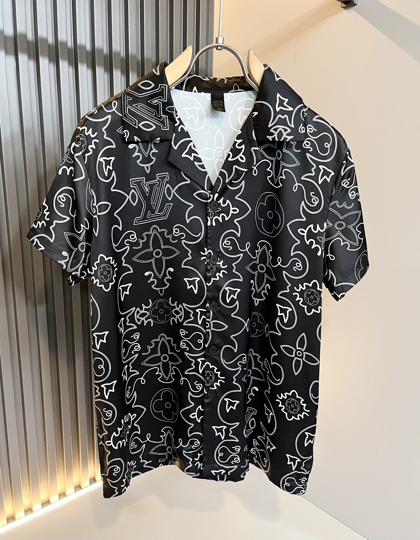 NO:452971,Louis Vuit*on Louis Family New Monogram Series 2025 Spring and Summer!  Light luxury casual suit, pajamas set for the same style for men and women!  The new high-end Louis family has always been so flawless, and creative designs are emerging one after another. If you don’t buy a few Louis items this spring and summer, you can’t be considered a fashion expert. Monogram logo design for clothes!  Custom silk fabric!  The iconic elements of Louis are really something that everyone loves. They are super soft and resilient, from world-class trade-level OEM channels, with extremely rare quantity and no help after selling out. Monogram three-dimensional logo presents an extraordinary texture, clean and neat. This is the Louis family's unique skill and the latest craftsmanship this quarter. The degree of meticulousness has reached the top, and the loose cut style design is unique. It is a fusion of luxury and fashion!  Size M-3XL, louis vuitton,louis vuitton,alexander wang19860909Louis Vuit*on 路易家族 2025春夏新款Monogram系列！轻奢休闲套装,男女同款睡衣套装！路易家族的新高端,细节品质永远的那么完美无瑕,创意设计层出不穷.今年春夏季节没有入手几件路易你算不上时尚达人.衣身Monogram 标识logo图案设计！定制丝绸面料！诠释路易的标志性元素,实属人见人爱的东西.超级柔软且具有韧性,来自世界级贸易级别的代工厂渠道,数量极其稀少售完无补.Monogram立体Logo呈现不一般的质感,干净俐落.这是路易家族的看家绝活也是本季度的最新工艺.细致化程度已经达到顶端了,宽松剪裁的版型设计堪称一绝.属于奢华与时尚的融合！尺码M-3XL,,louis vuitton,louis vuitton,alexander wang,Men's clothing